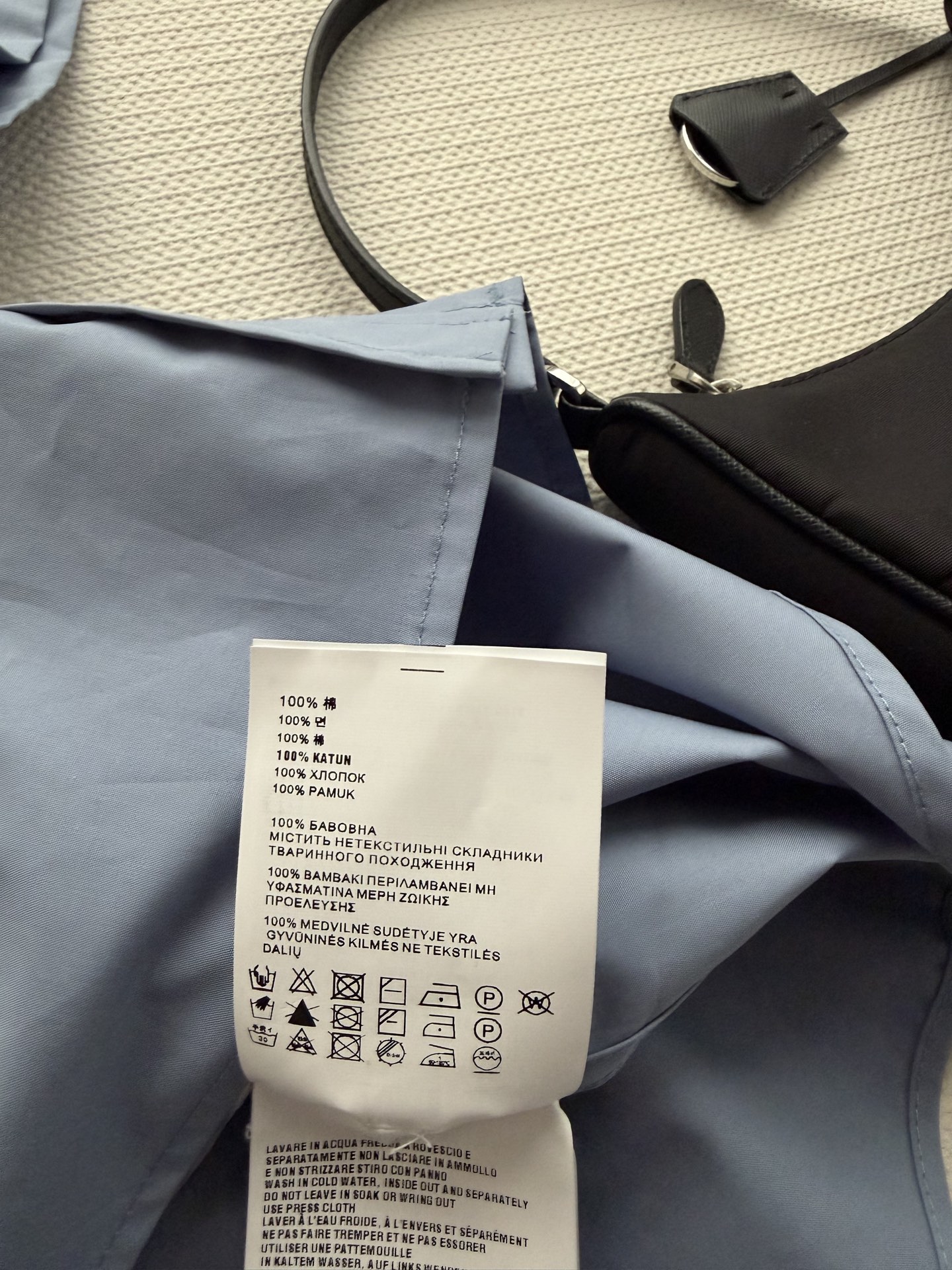 Prad*🆕2026春夏系列打破常规，重新定义廓形和使用场合，将工装衬衫转变为服饰。府绸质感廓形的实用简