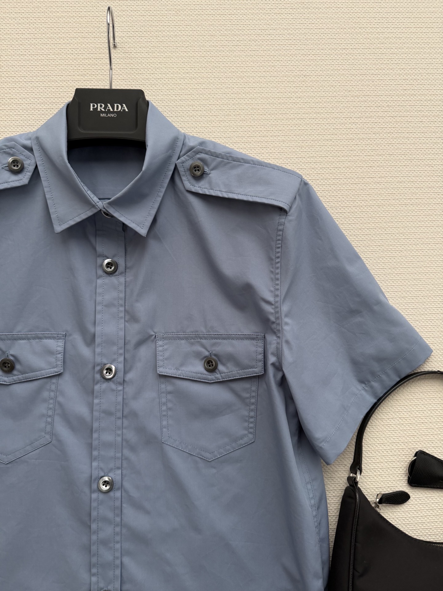 Prad*🆕2026春夏系列打破常规，重新定义廓形和使用场合，将工装衬衫转变为服饰。府绸质感廓形的实用简