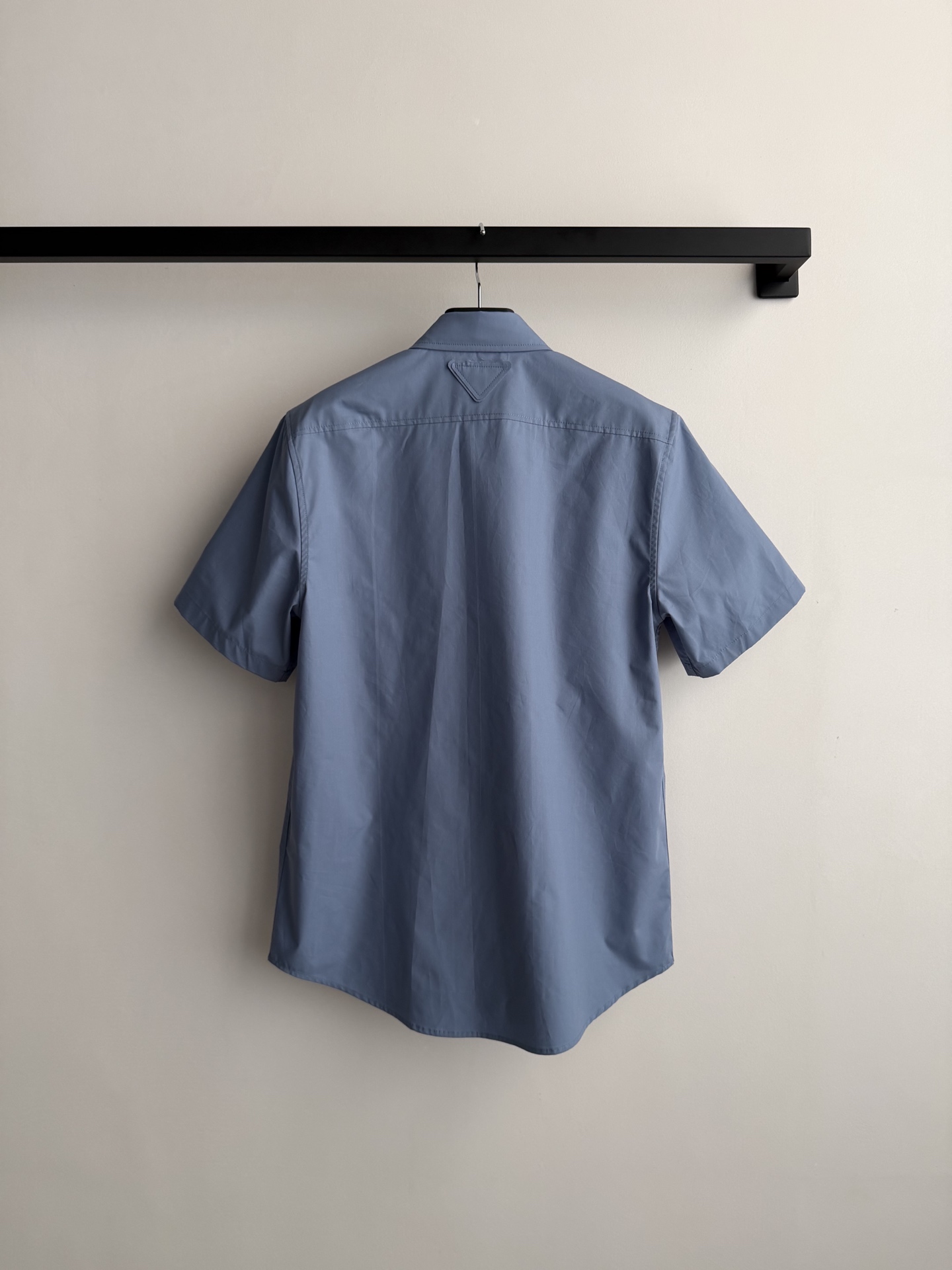 Prad*🆕2026春夏系列打破常规，重新定义廓形和使用场合，将工装衬衫转变为服饰。府绸质感廓形的实用简