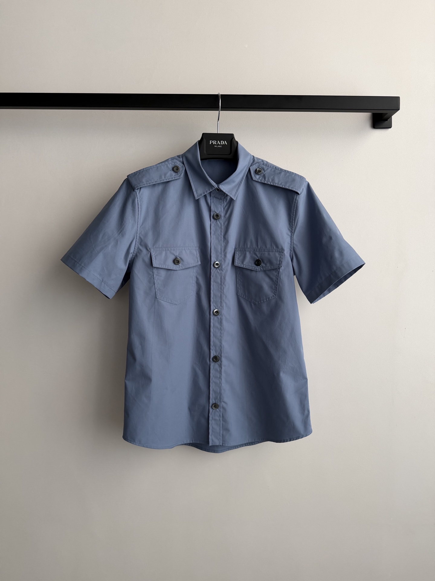 Prad*🆕2026春夏系列打破常规，重新定义廓形和使用场合，将工装衬衫转变为服饰。府绸质感廓形的实用简