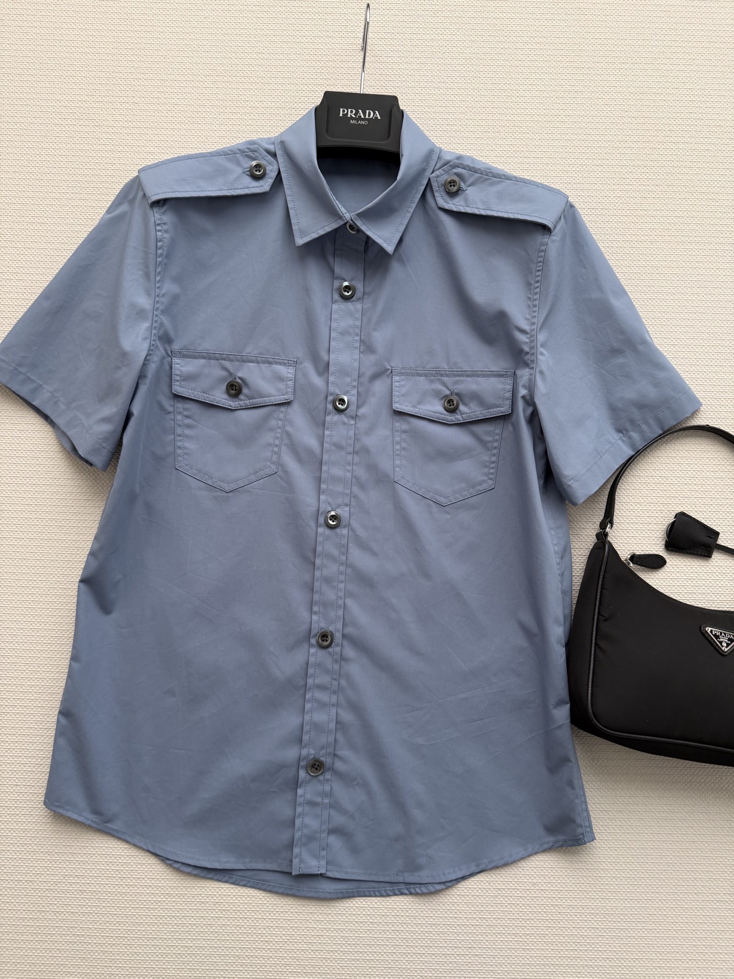 Prad*🆕2026春夏系列打破常规，重新定义廓形和使用场合，将工装衬衫转变为服饰。府绸质感廓形的实用简