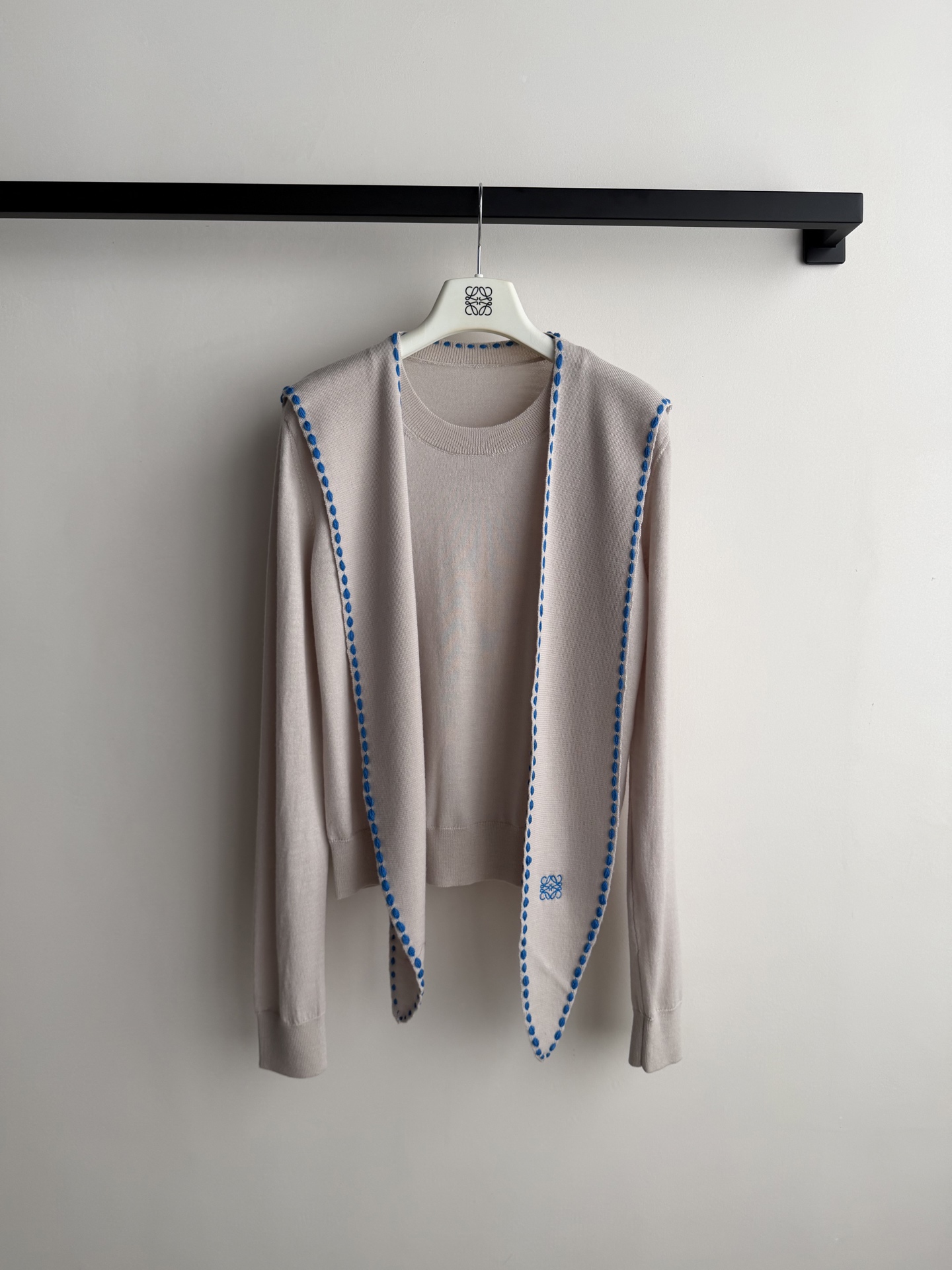 Loew*🆕新款飘带针织衫的细节拿捏了浅米款温柔又精致藏青款干练又复古撞色设计超点睛，飘带上的刺绣log