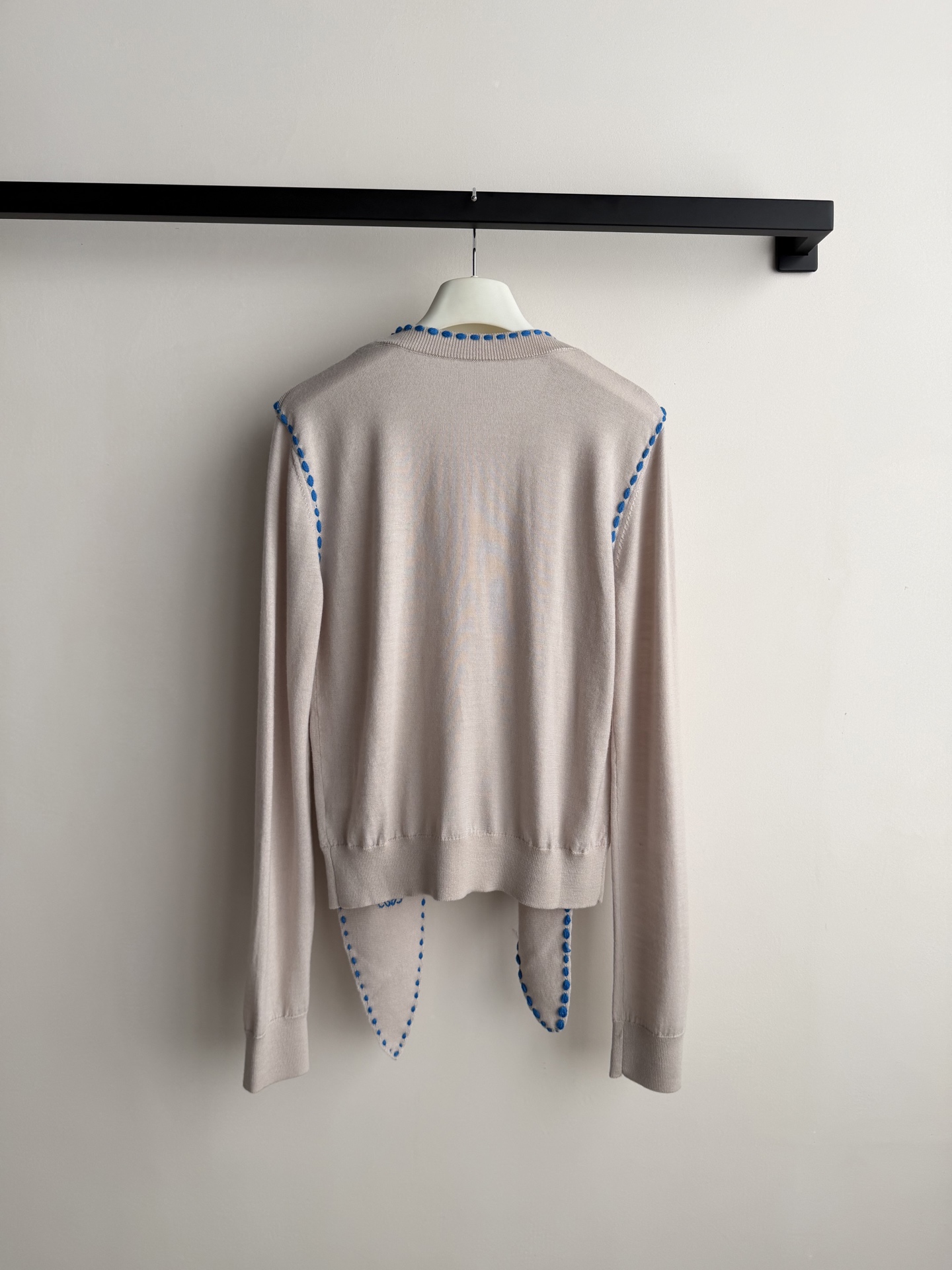 Loew*🆕新款飘带针织衫的细节拿捏了浅米款温柔又精致藏青款干练又复古撞色设计超点睛，飘带上的刺绣log