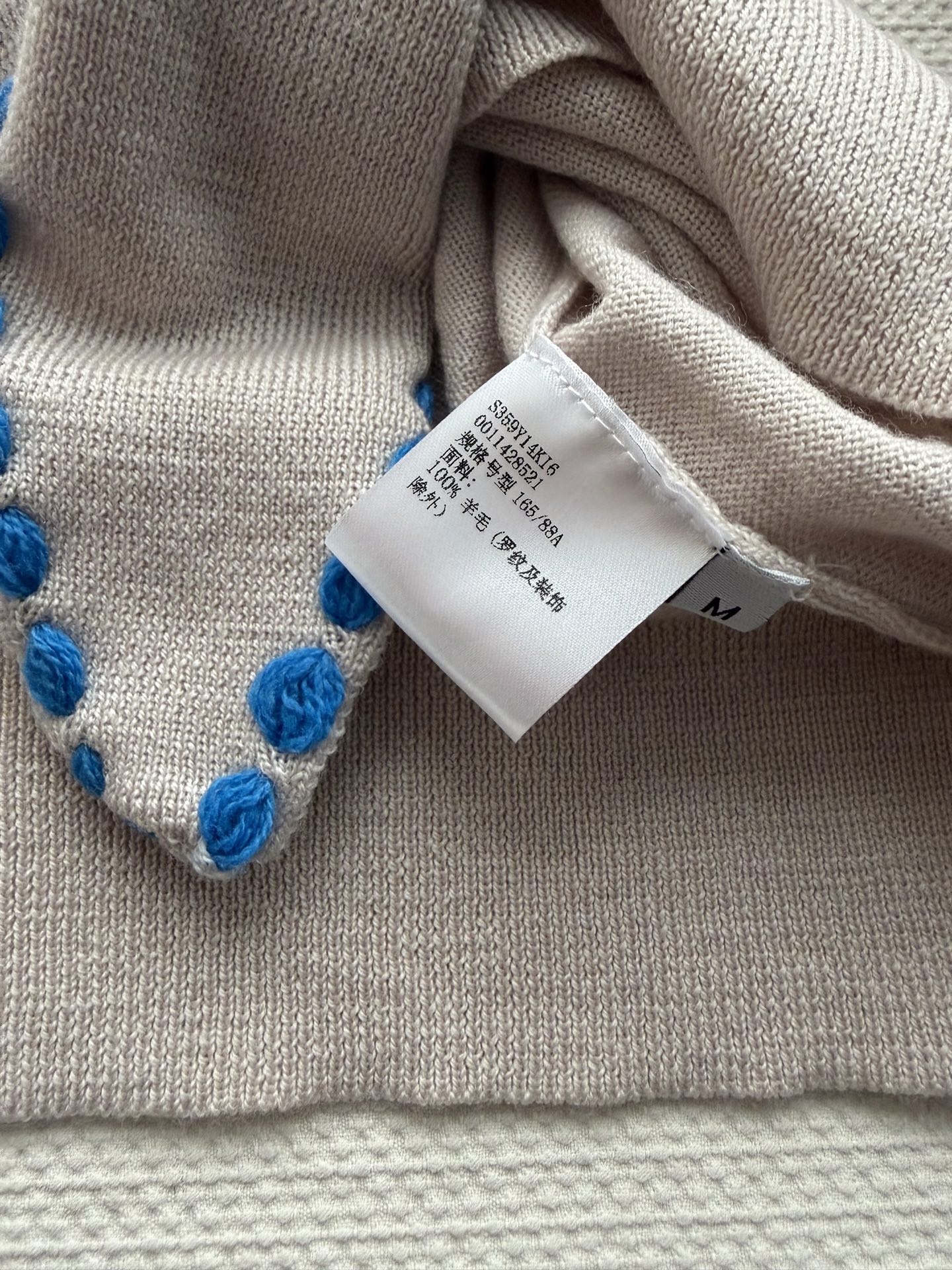 Loew*🆕新款飘带针织衫的细节拿捏了浅米款温柔又精致藏青款干练又复古撞色设计超点睛，飘带上的刺绣log