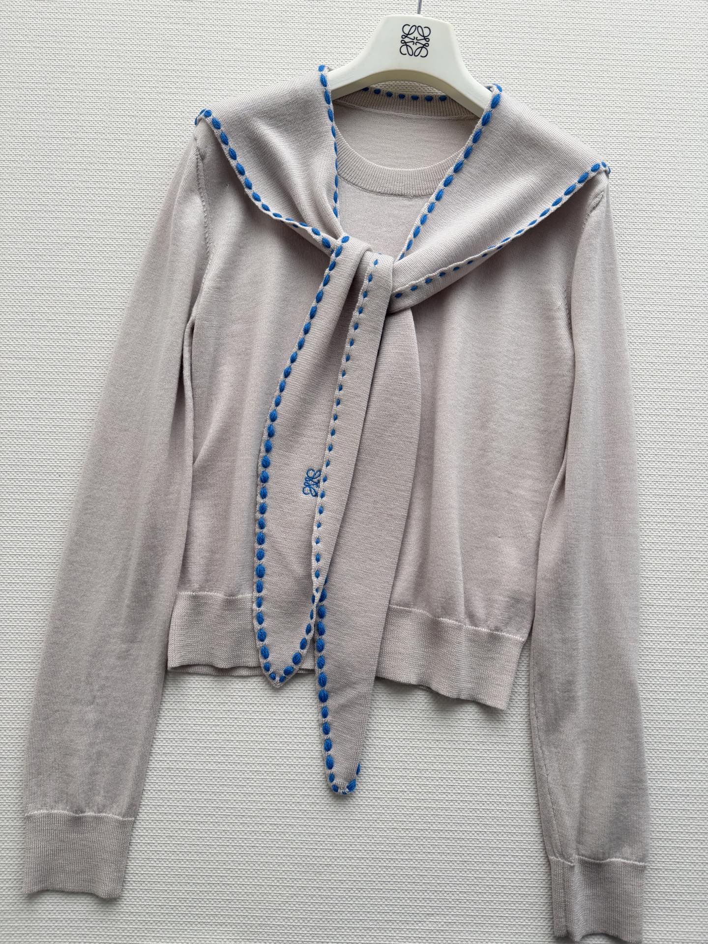 Loew*🆕新款飘带针织衫的细节拿捏了浅米款温柔又精致藏青款干练又复古撞色设计超点睛，飘带上的刺绣log