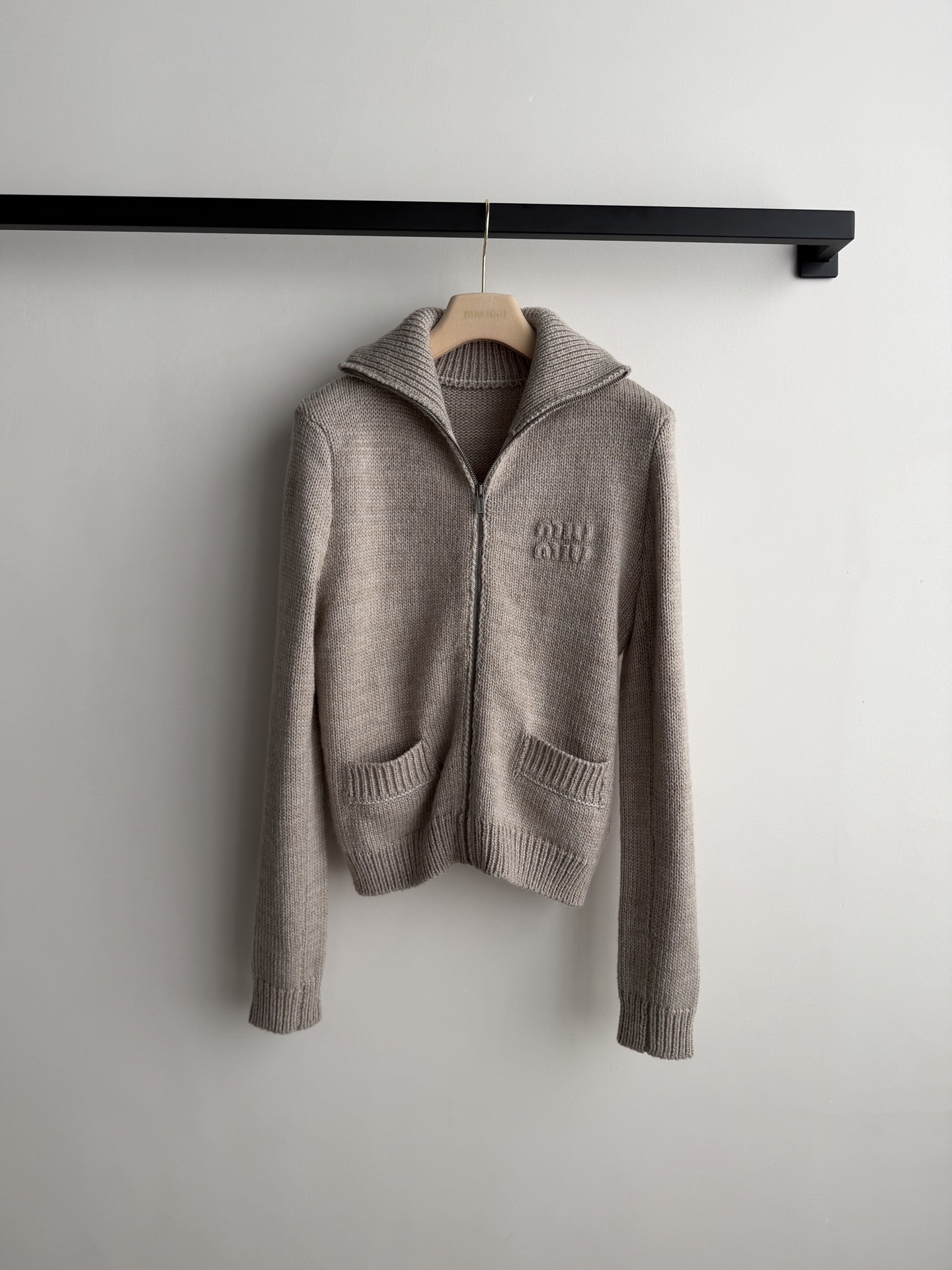 Miumi*🆕26新款 拉链字母提花针织羊绒开衫丨原版开发！高版出品！非常适合秋冬 上身显瘦显白 沿用针