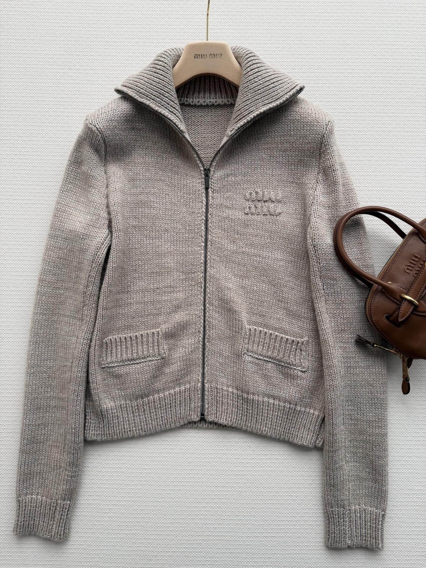 Miumi*🆕26新款 拉链字母提花针织羊绒开衫丨原版开发！高版出品！非常适合秋冬 上身显瘦显白 沿用针