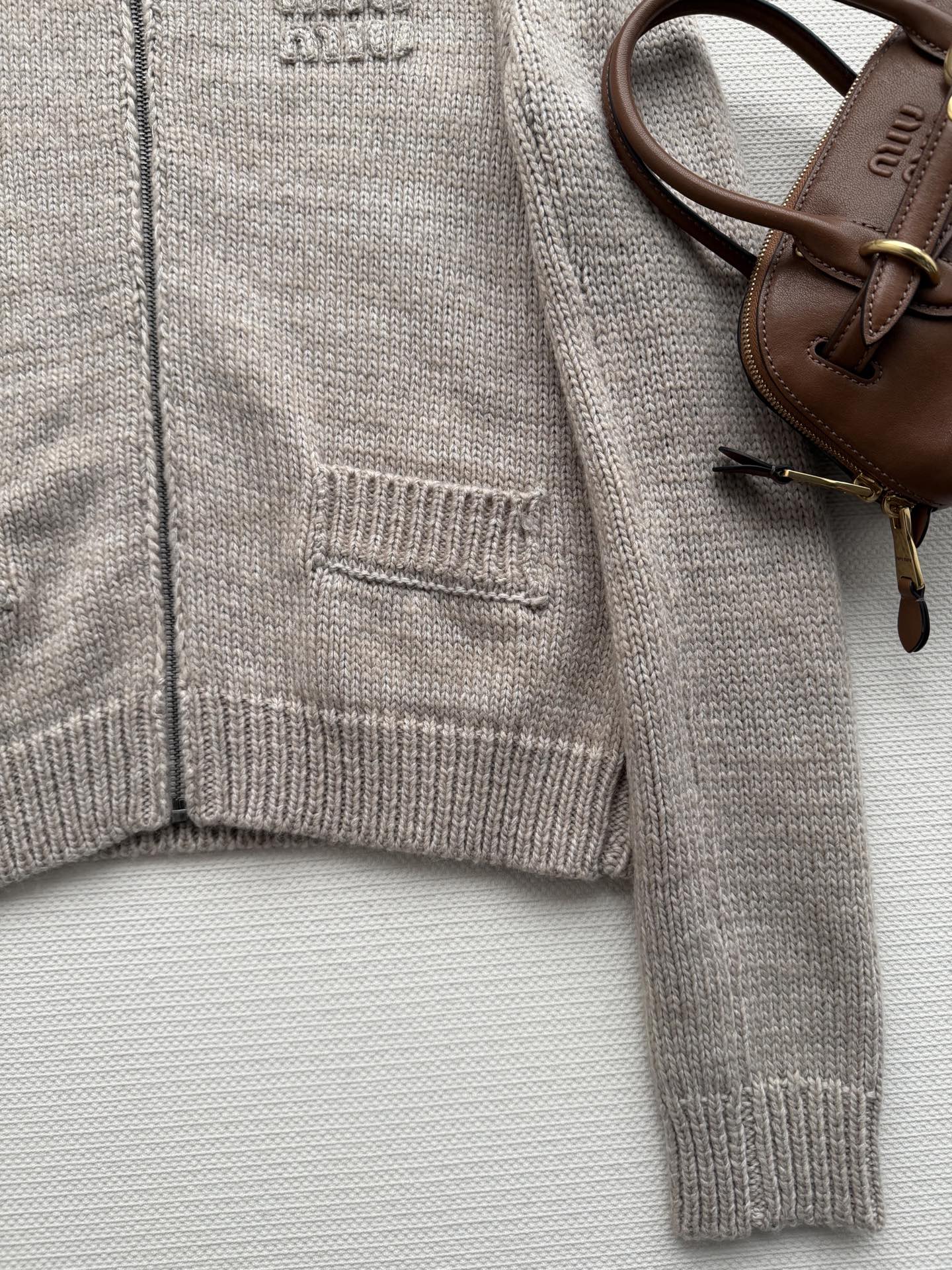 Miumi*🆕26新款 拉链字母提花针织羊绒开衫丨原版开发！高版出品！非常适合秋冬 上身显瘦显白 沿用针