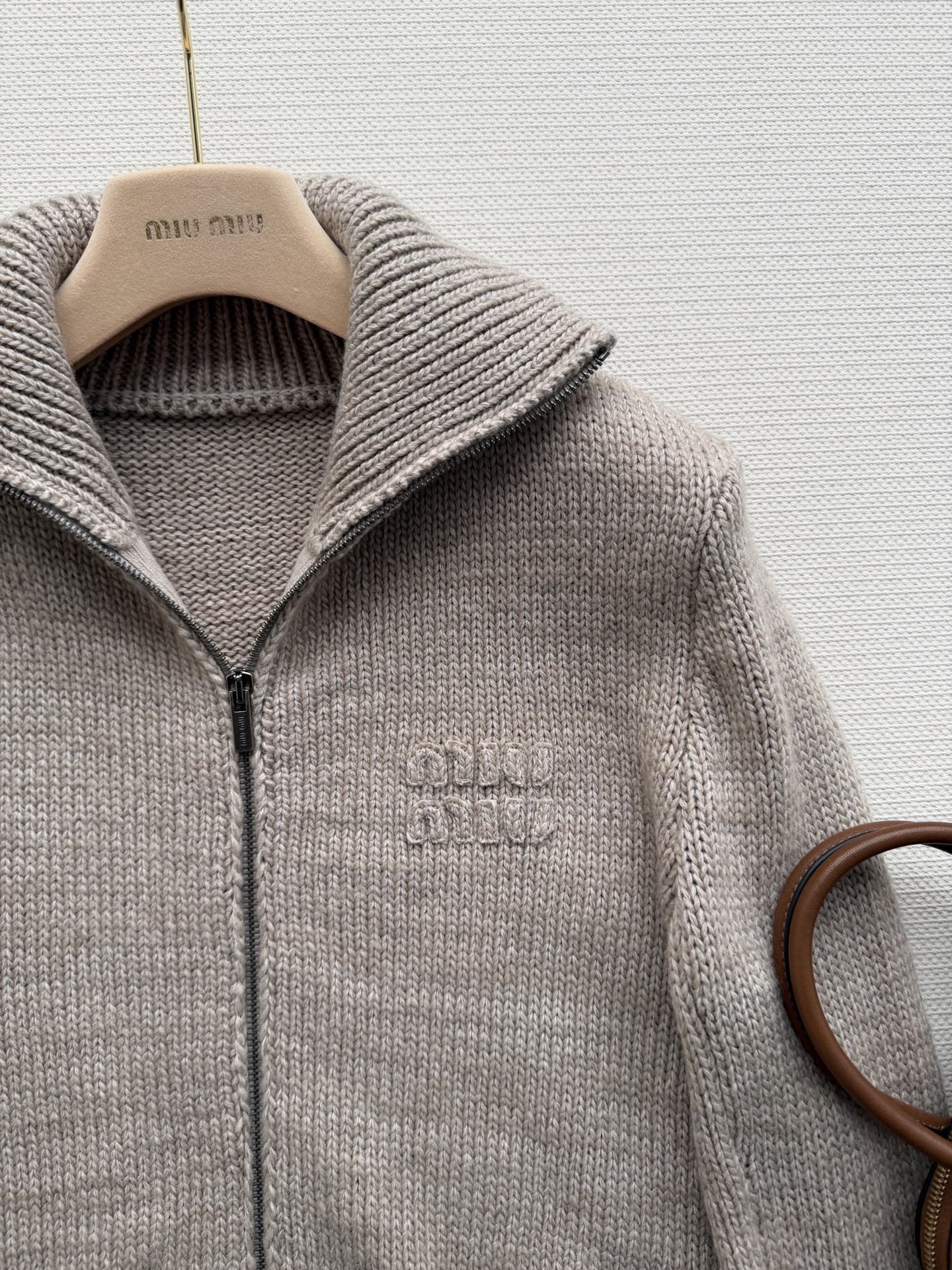 Miumi*🆕26新款 拉链字母提花针织羊绒开衫丨原版开发！高版出品！非常适合秋冬 上身显瘦显白 沿用针