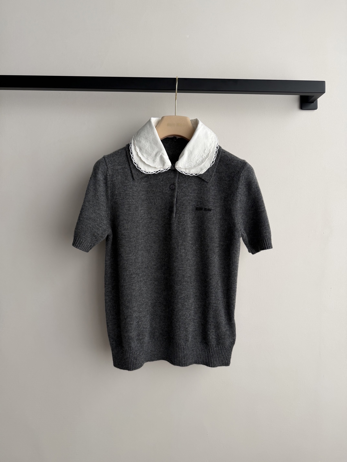 𝐌𝐢𝐮𝐌𝐢*🆕26new🪄可拆卸花边衬衫领针织短袖🧸🐑复古学院减龄风格轻松get，正肩收身版型上身百搭不