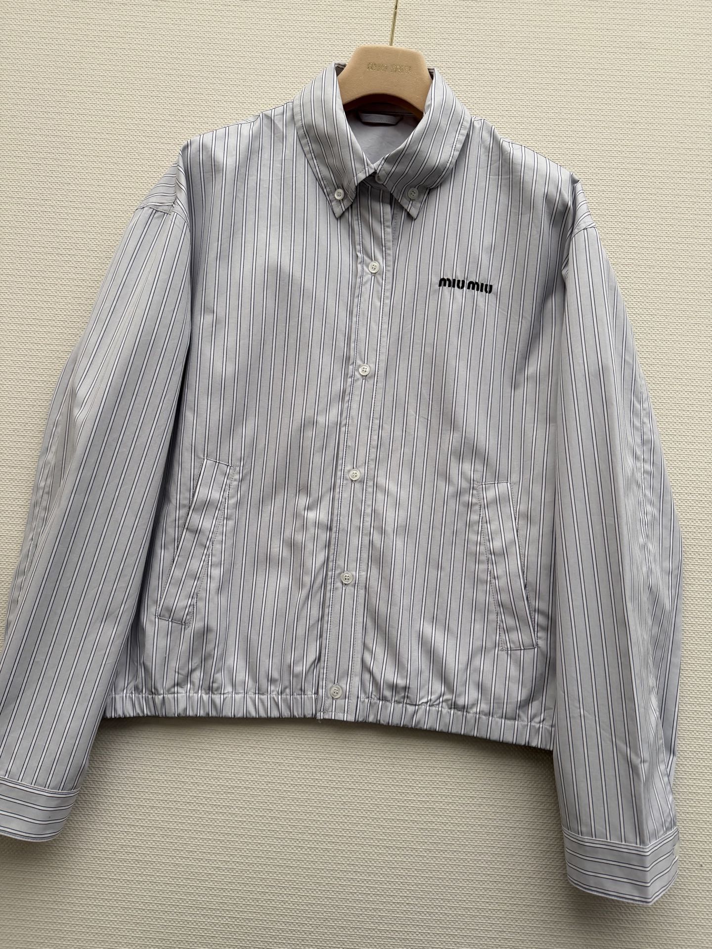 MiuMi*🆕这款条纹衬衫夹克，灰蓝竖条纹设计，轻薄混纺面料，春秋穿超合适！宽松版型舒适又实用✨。胸前品