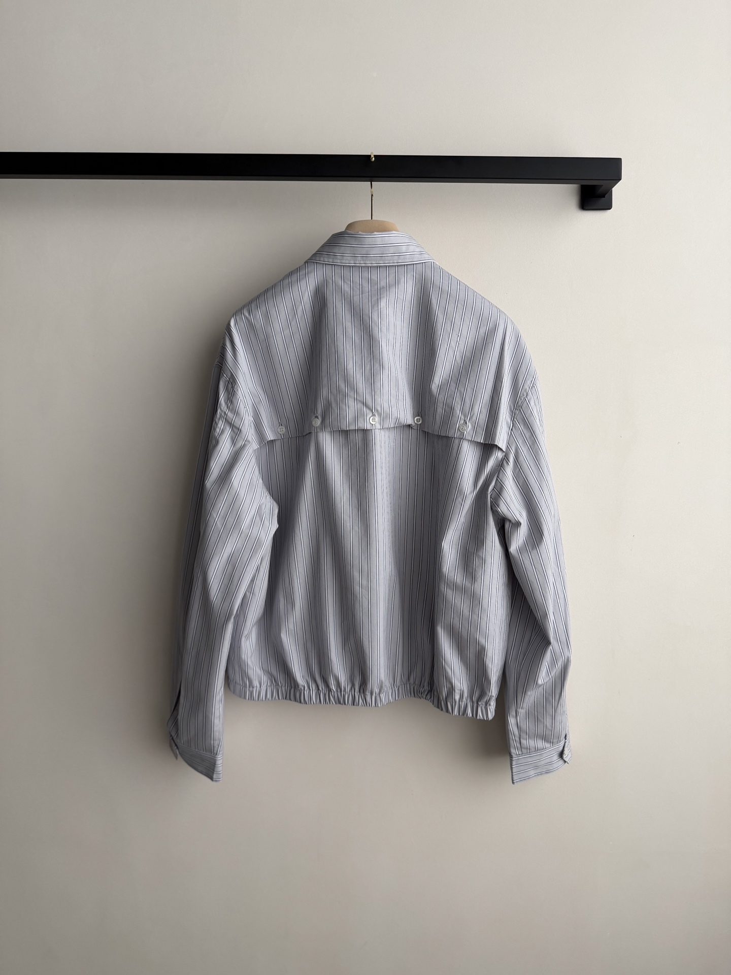 MiuMi*🆕这款条纹衬衫夹克，灰蓝竖条纹设计，轻薄混纺面料，春秋穿超合适！宽松版型舒适又实用✨。胸前品