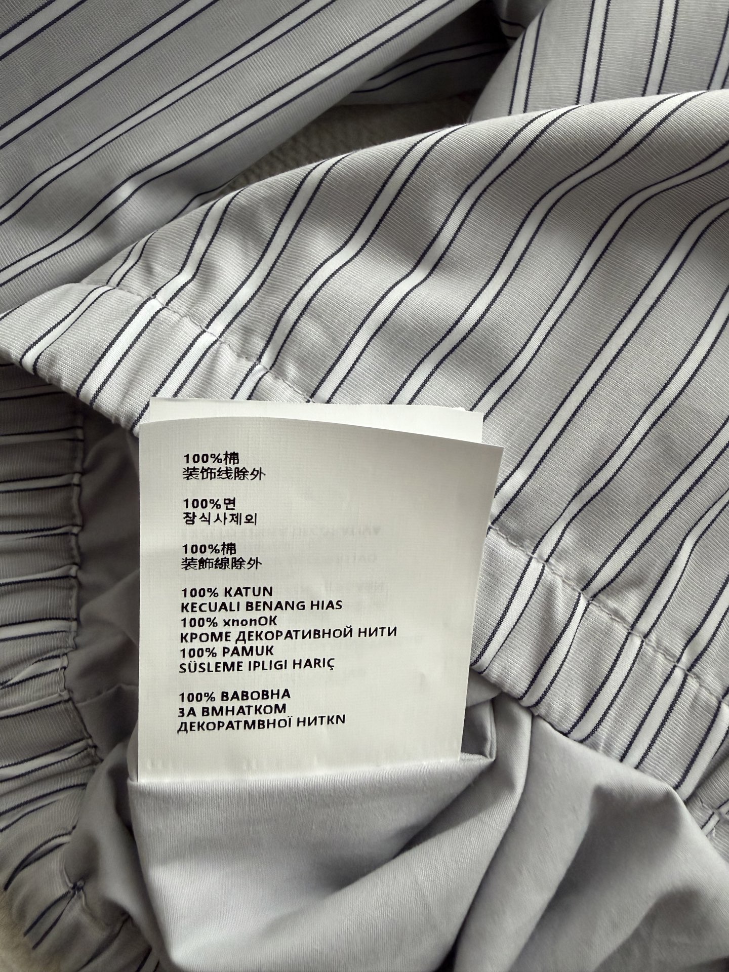 MiuMi*🆕这款条纹衬衫夹克，灰蓝竖条纹设计，轻薄混纺面料，春秋穿超合适！宽松版型舒适又实用✨。胸前品