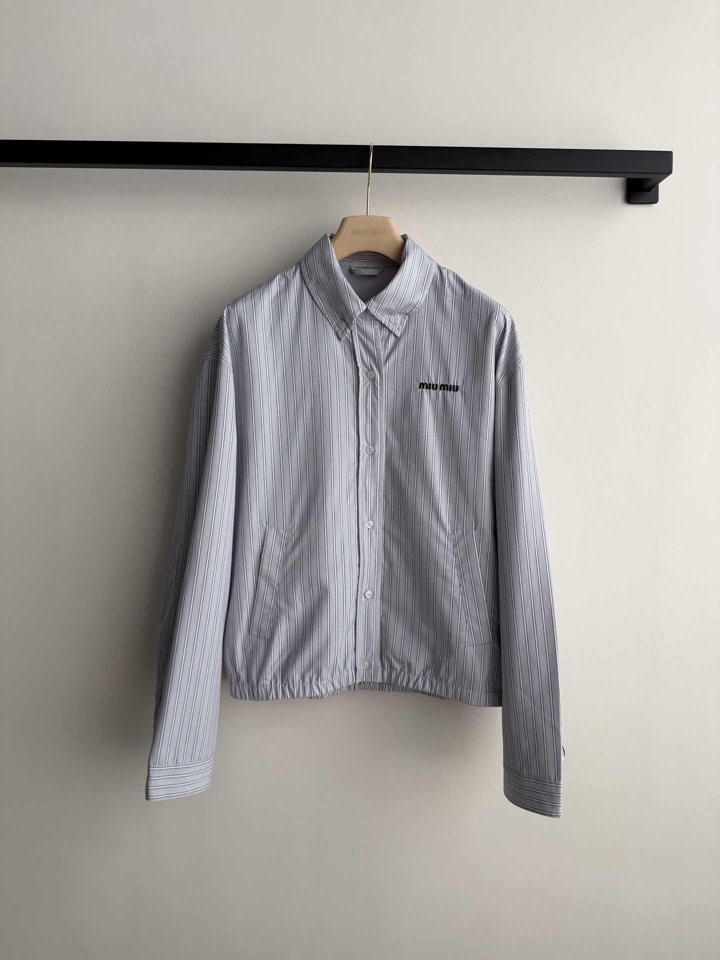MiuMi*🆕这款条纹衬衫夹克，灰蓝竖条纹设计，轻薄混纺面料，春秋穿超合适！宽松版型舒适又实用✨。胸前品