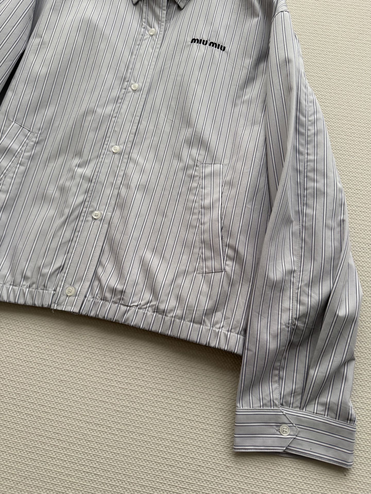 MiuMi*🆕这款条纹衬衫夹克，灰蓝竖条纹设计，轻薄混纺面料，春秋穿超合适！宽松版型舒适又实用✨。胸前品