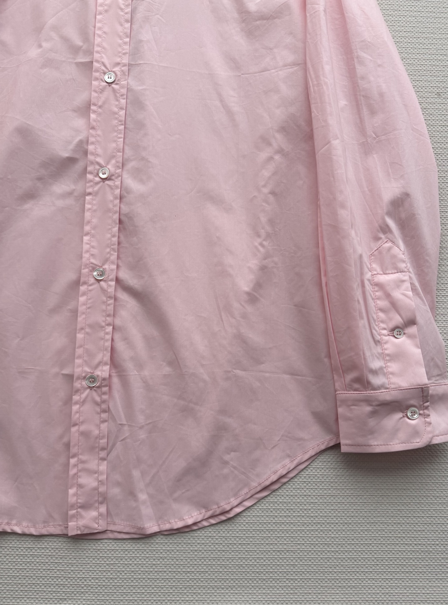 MiuMi* 🆕 logo徽标刺绣长袖衬衫。原版开发！高版出品！时髦尖子生减龄必备神器！可爱少女风 袖口