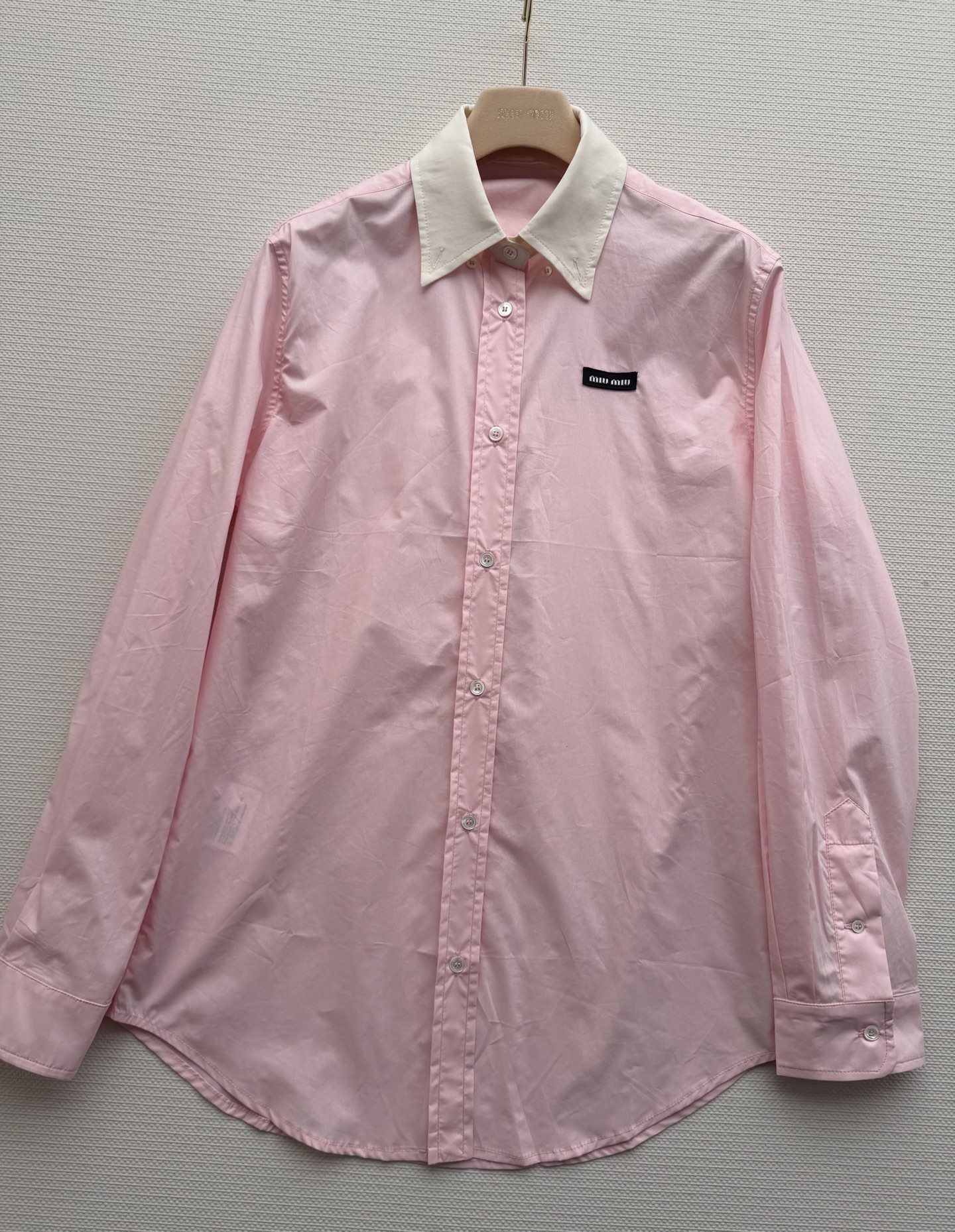 MiuMi* 🆕 logo徽标刺绣长袖衬衫。原版开发！高版出品！时髦尖子生减龄必备神器！可爱少女风 袖口