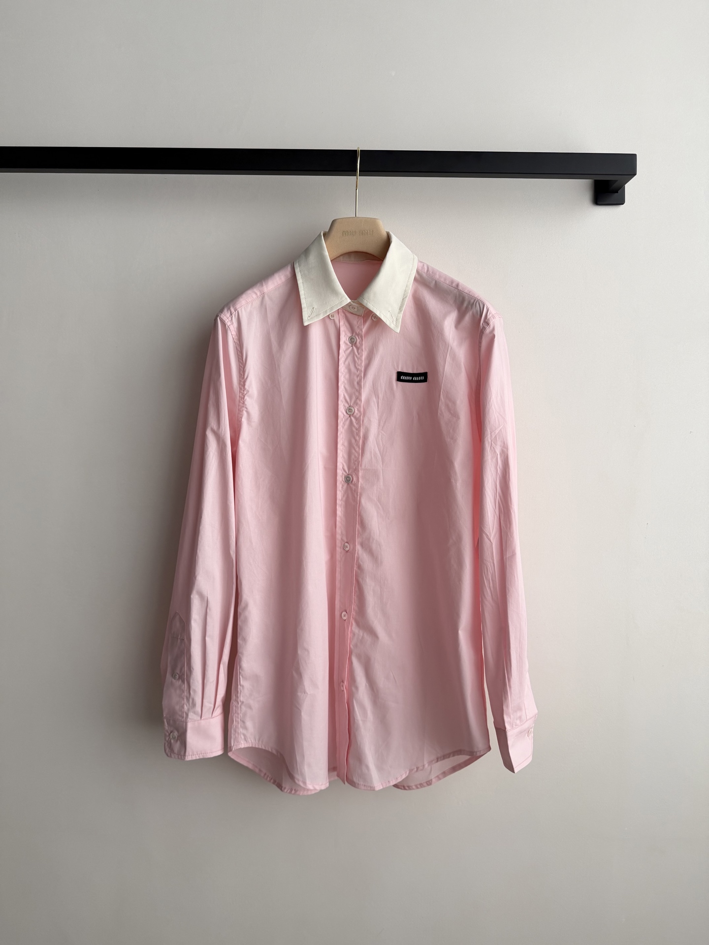 MiuMi* 🆕 logo徽标刺绣长袖衬衫。原版开发！高版出品！时髦尖子生减龄必备神器！可爱少女风 袖口