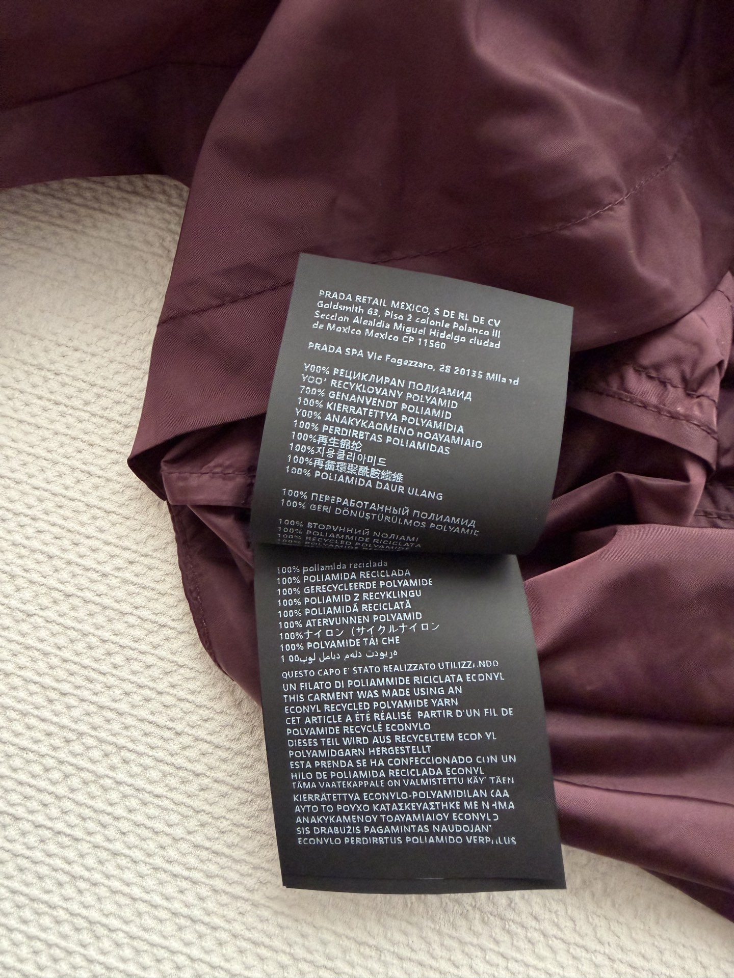 Prad*🆕酒红拼色尼龙夹克，采用轻便防风尼龙材质，酒红主色+浅蓝翻领拉链，撞色设计超有辨识度✨。抽绳束