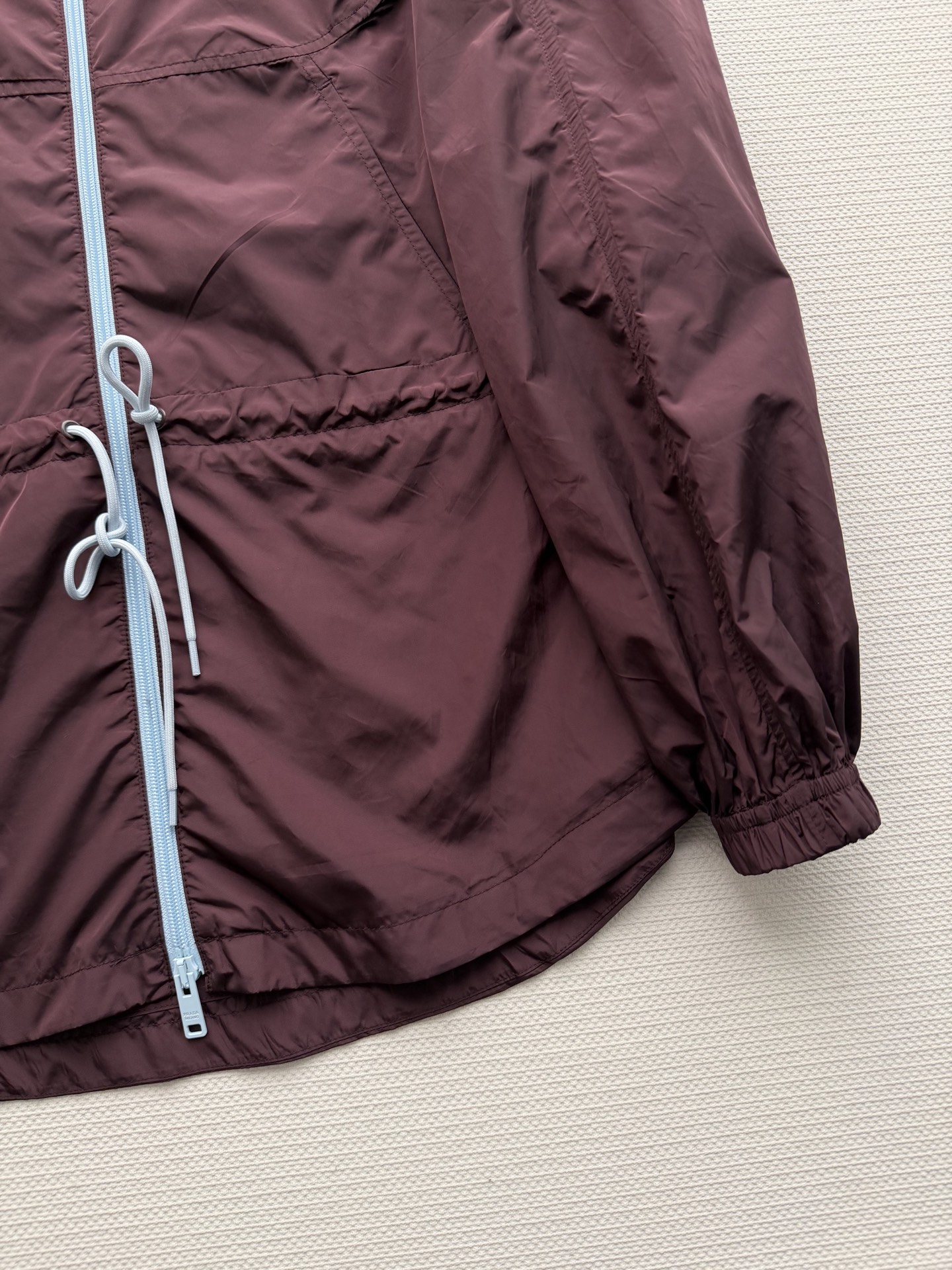 Prad*🆕酒红拼色尼龙夹克，采用轻便防风尼龙材质，酒红主色+浅蓝翻领拉链，撞色设计超有辨识度✨。抽绳束