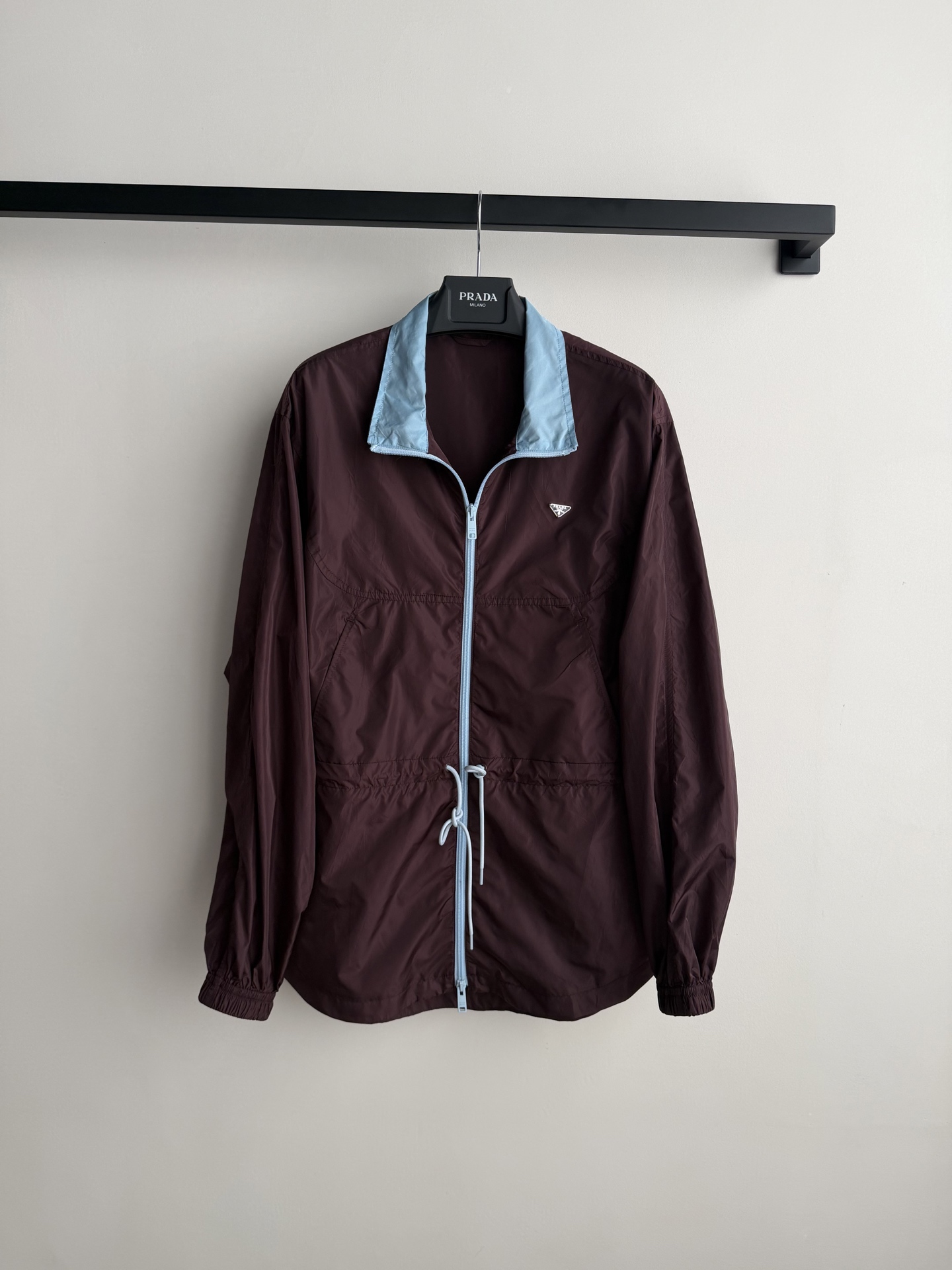 Prad*🆕酒红拼色尼龙夹克，采用轻便防风尼龙材质，酒红主色+浅蓝翻领拉链，撞色设计超有辨识度✨。抽绳束
