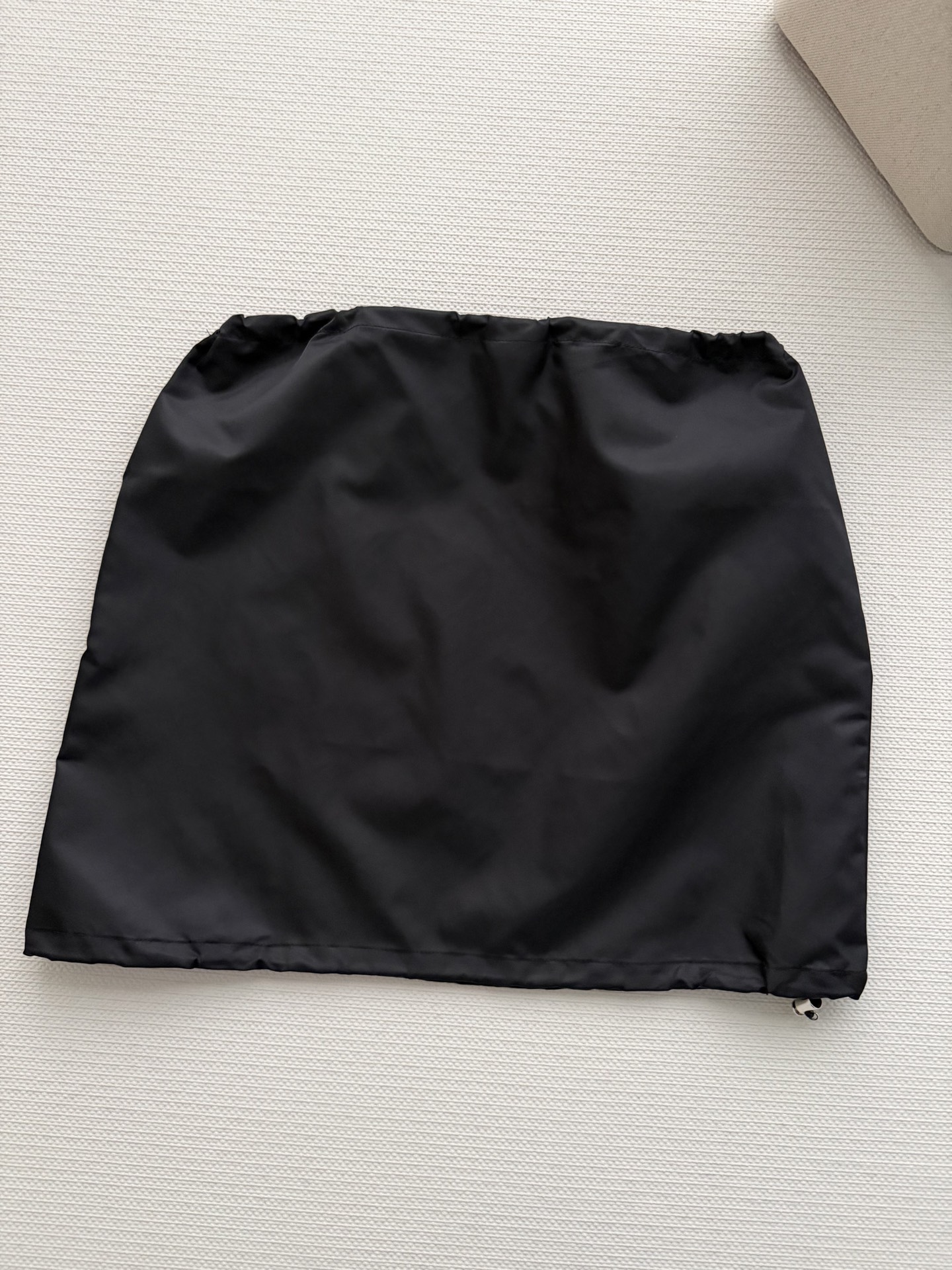 Prad*🆕新款，这款尼龙抽绳半裙，轻盈垂顺，黑色简约百搭，日常通勤或休闲都能轻松驾驭✨。抽绳设计超实用