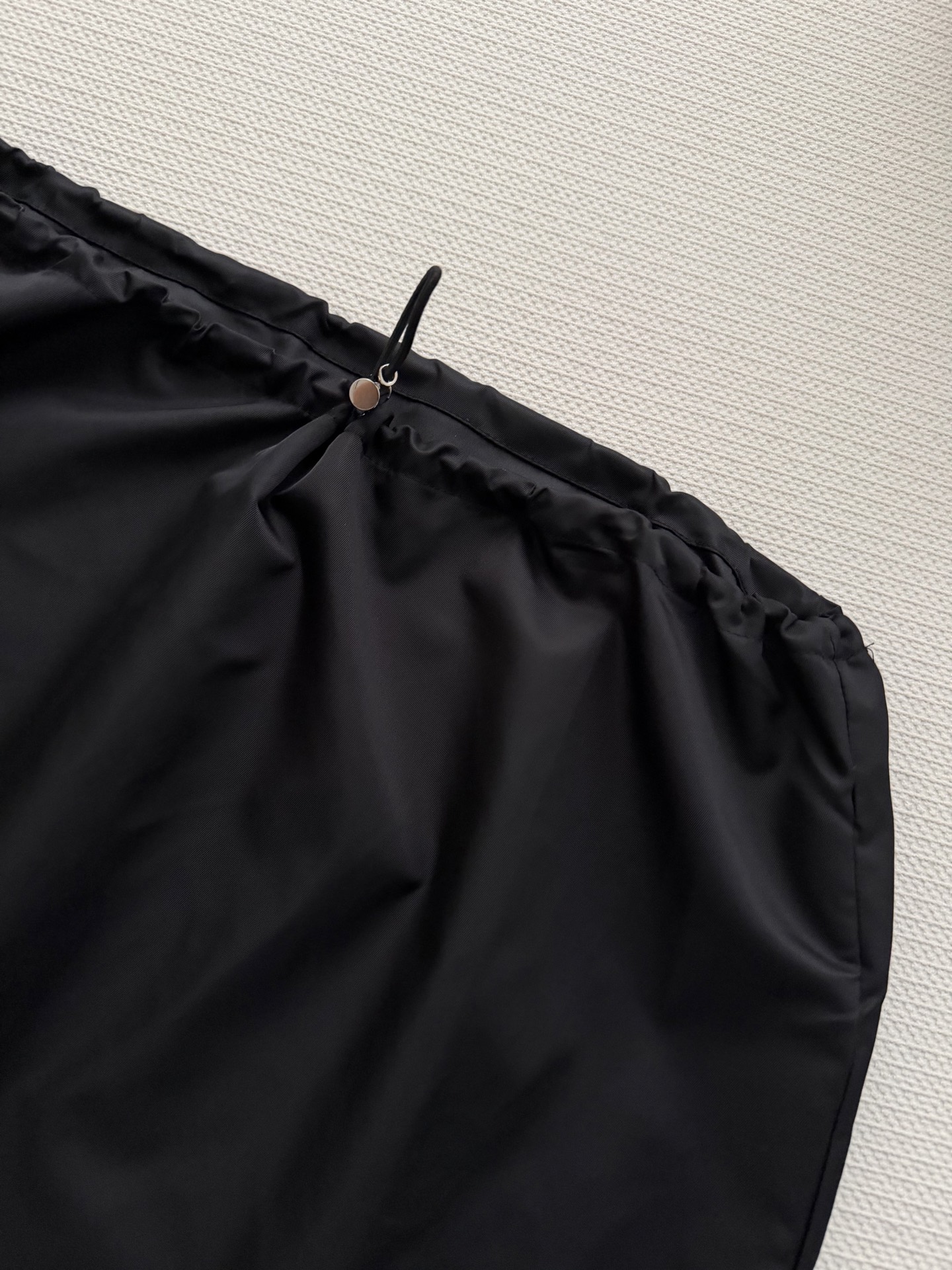 Prad*🆕新款，这款尼龙抽绳半裙，轻盈垂顺，黑色简约百搭，日常通勤或休闲都能轻松驾驭✨。抽绳设计超实用