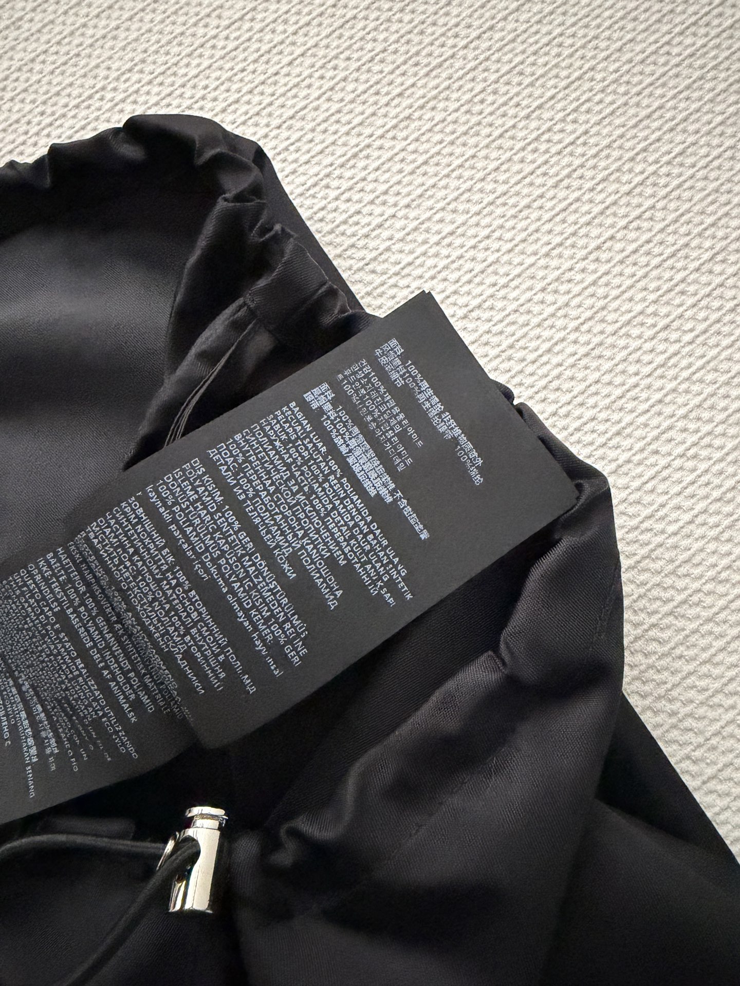 Prad*🆕新款，这款尼龙抽绳半裙，轻盈垂顺，黑色简约百搭，日常通勤或休闲都能轻松驾驭✨。抽绳设计超实用