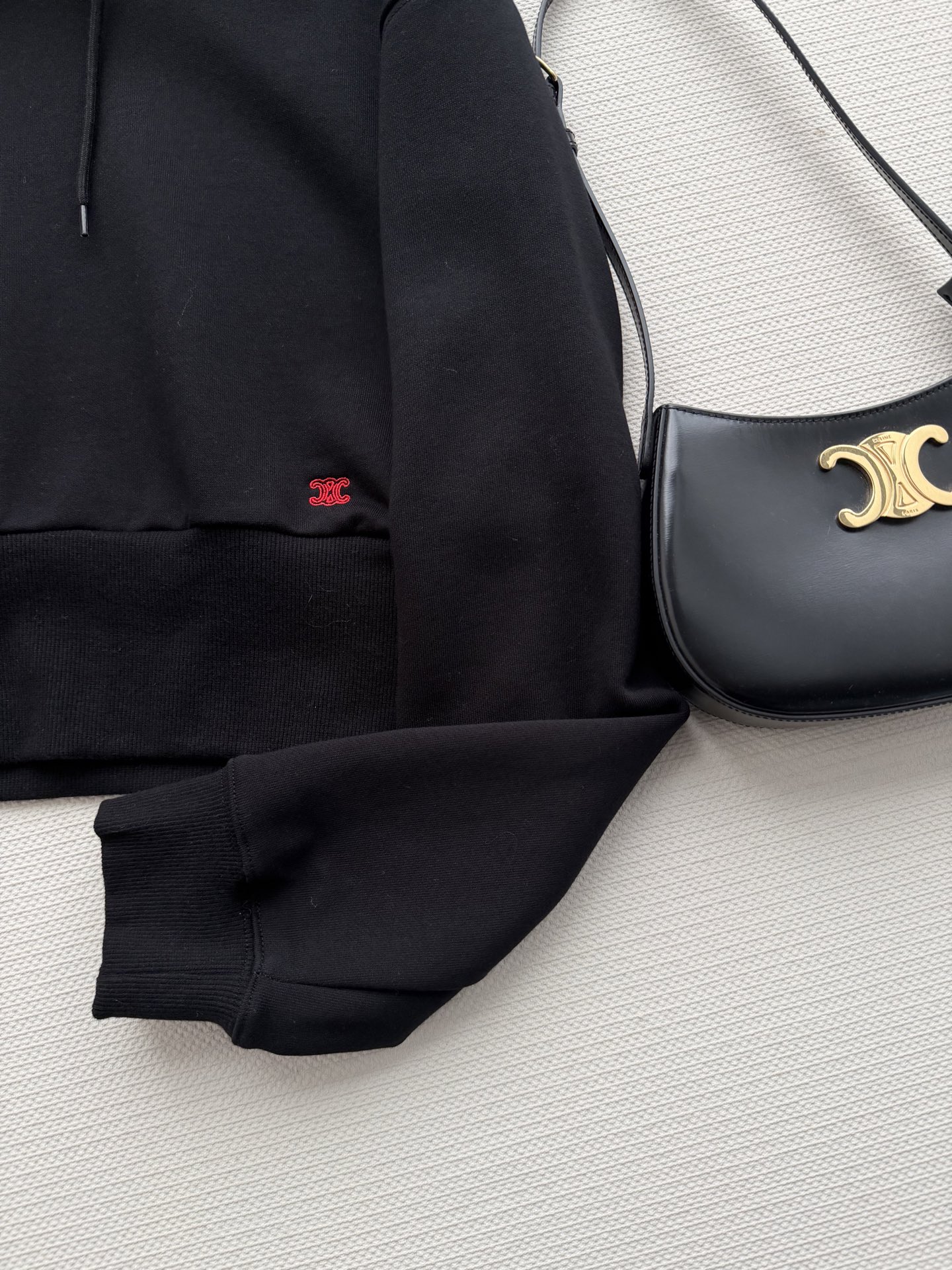 Celin*🆕 26早春新款 微标刺绣连帽短款卫衣！⚠️原版开发！高版出品！落肩廓型凸显穿着的慵懒感 随