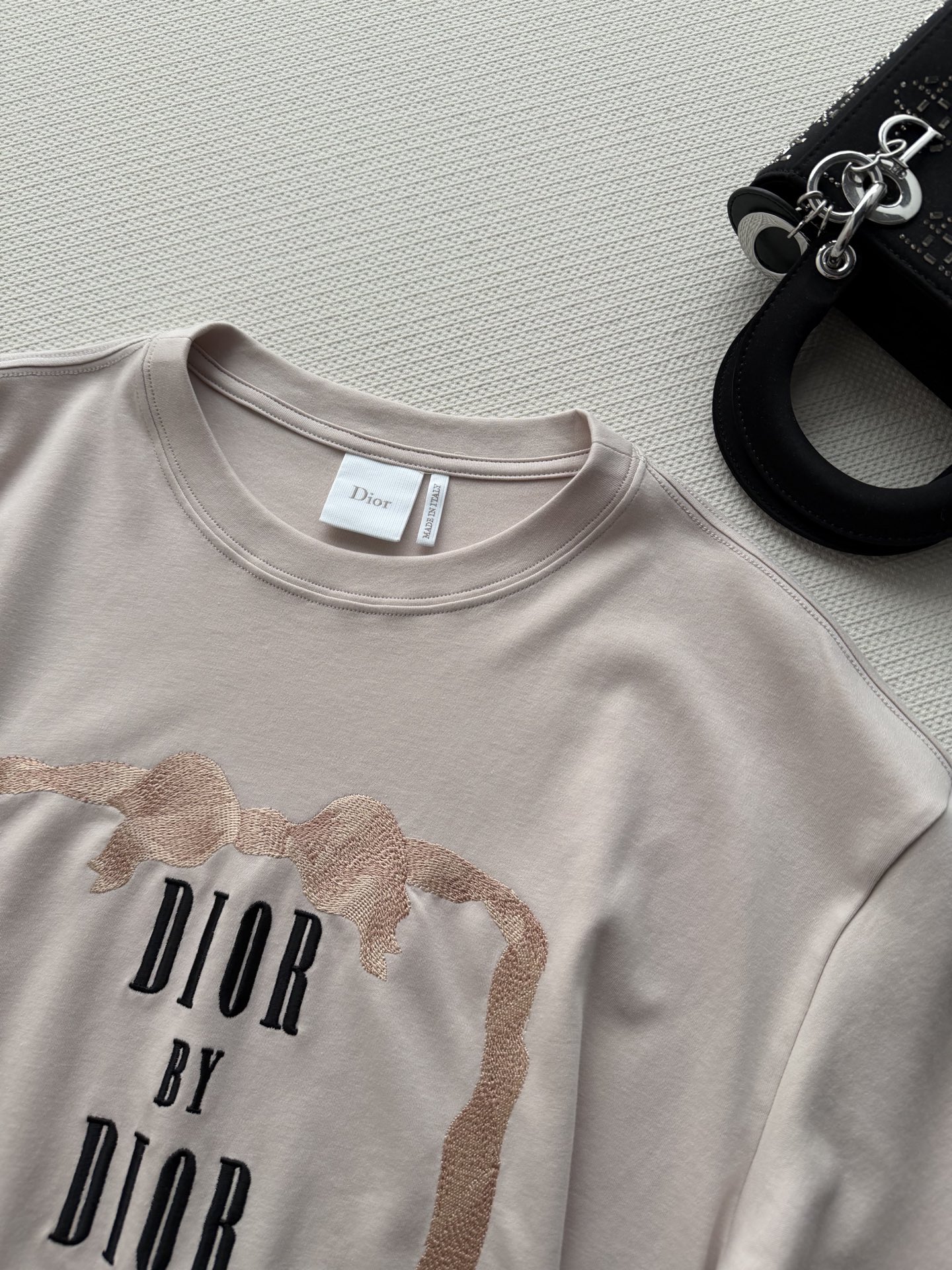 Dio*🆕新款短袖。低饱和浅裸粉💕，简直就是温柔本柔！穿上它，仿佛自带柔光滤镜，整个人都散发着温柔的气息