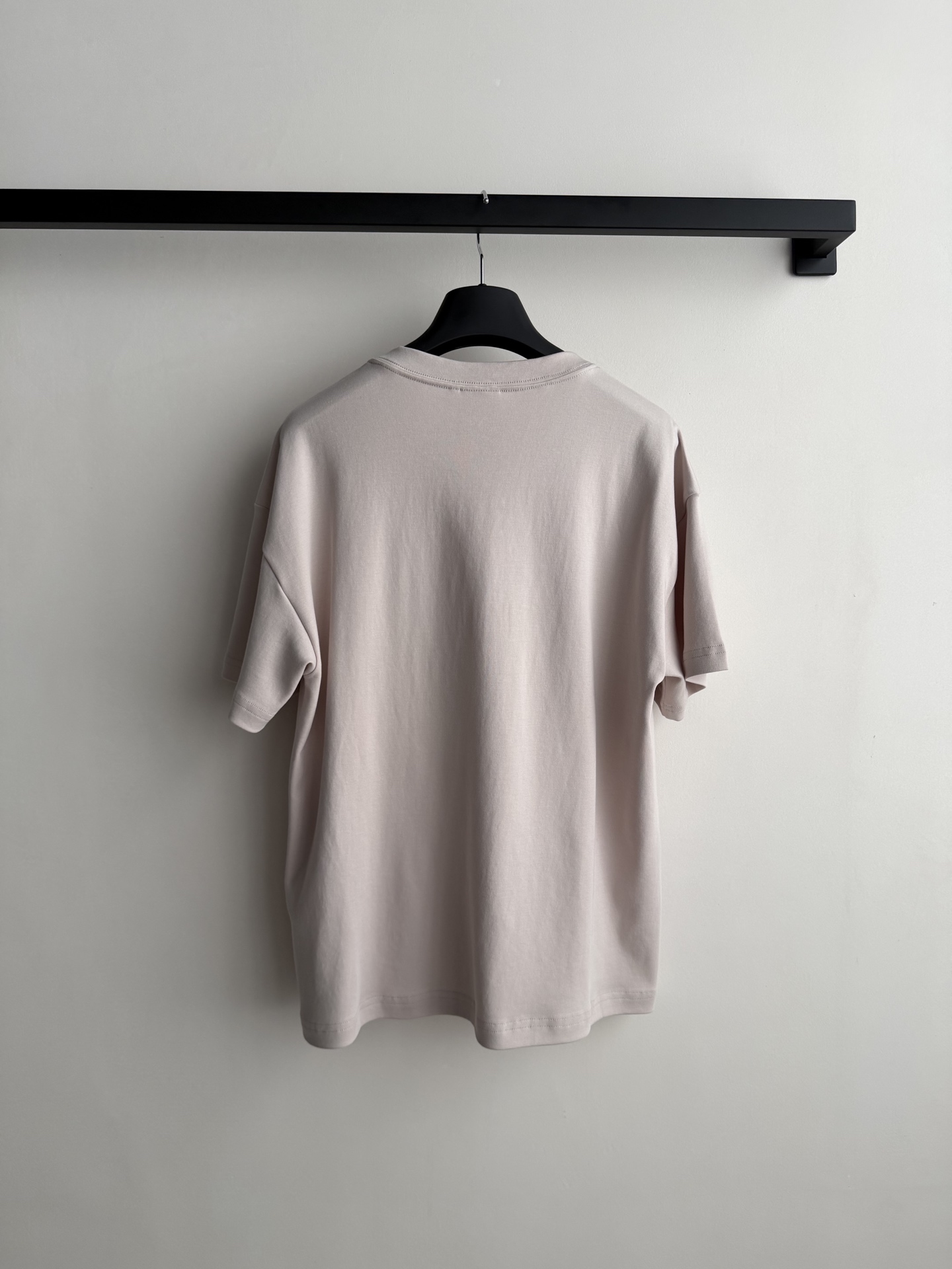 Dio*🆕新款短袖。低饱和浅裸粉💕，简直就是温柔本柔！穿上它，仿佛自带柔光滤镜，整个人都散发着温柔的气息