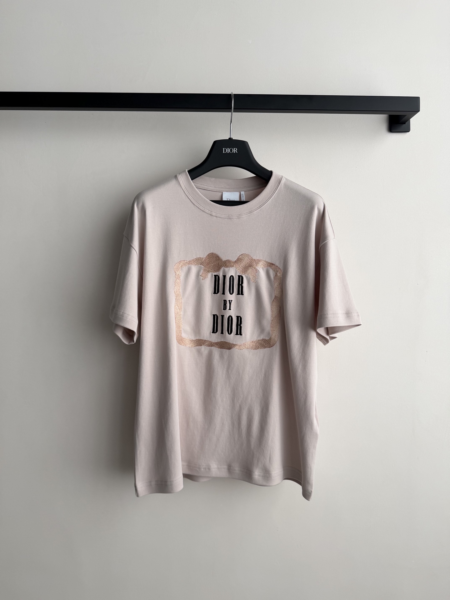 Dio*🆕新款短袖。低饱和浅裸粉💕，简直就是温柔本柔！穿上它，仿佛自带柔光滤镜，整个人都散发着温柔的气息