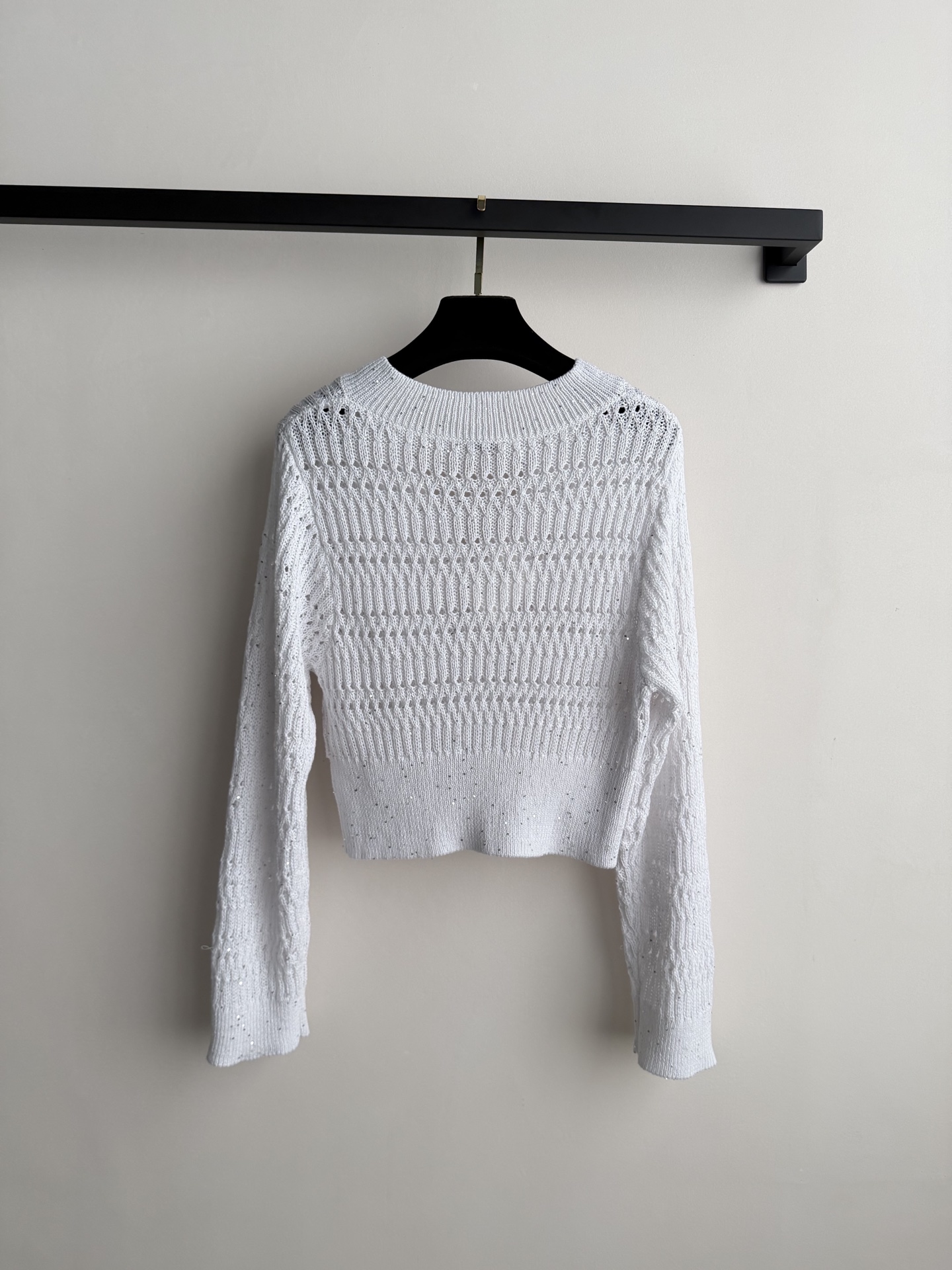 BrunelloCucinelli🆕镂空针织短款上衣也太懂小个子了，V领拉长颈部线条，宽松版型藏肉又慵懒