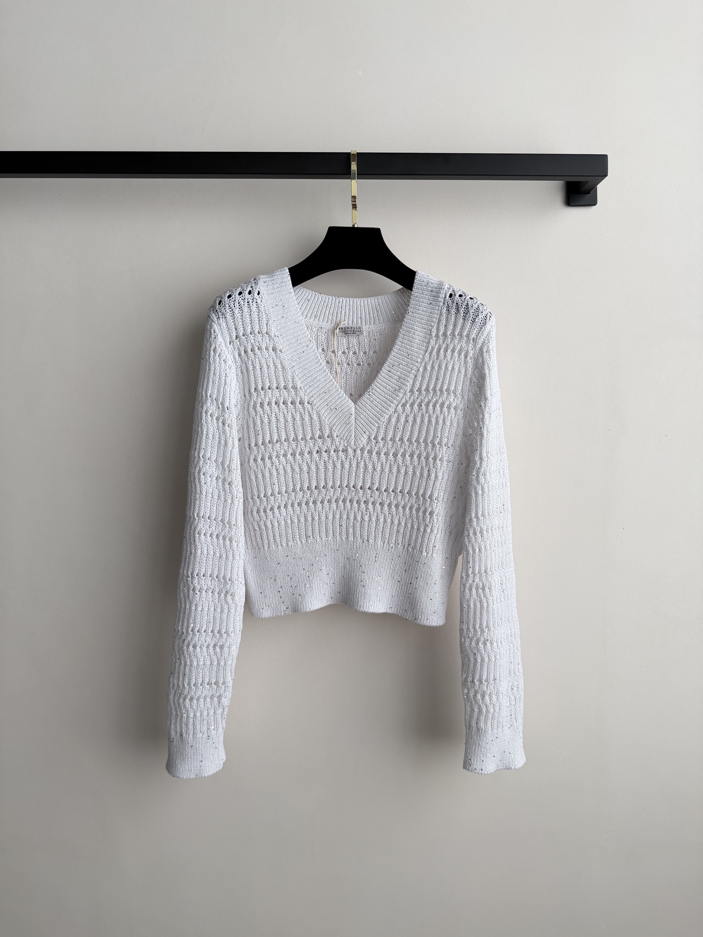 BrunelloCucinelli🆕镂空针织短款上衣也太懂小个子了，V领拉长颈部线条，宽松版型藏肉又慵懒