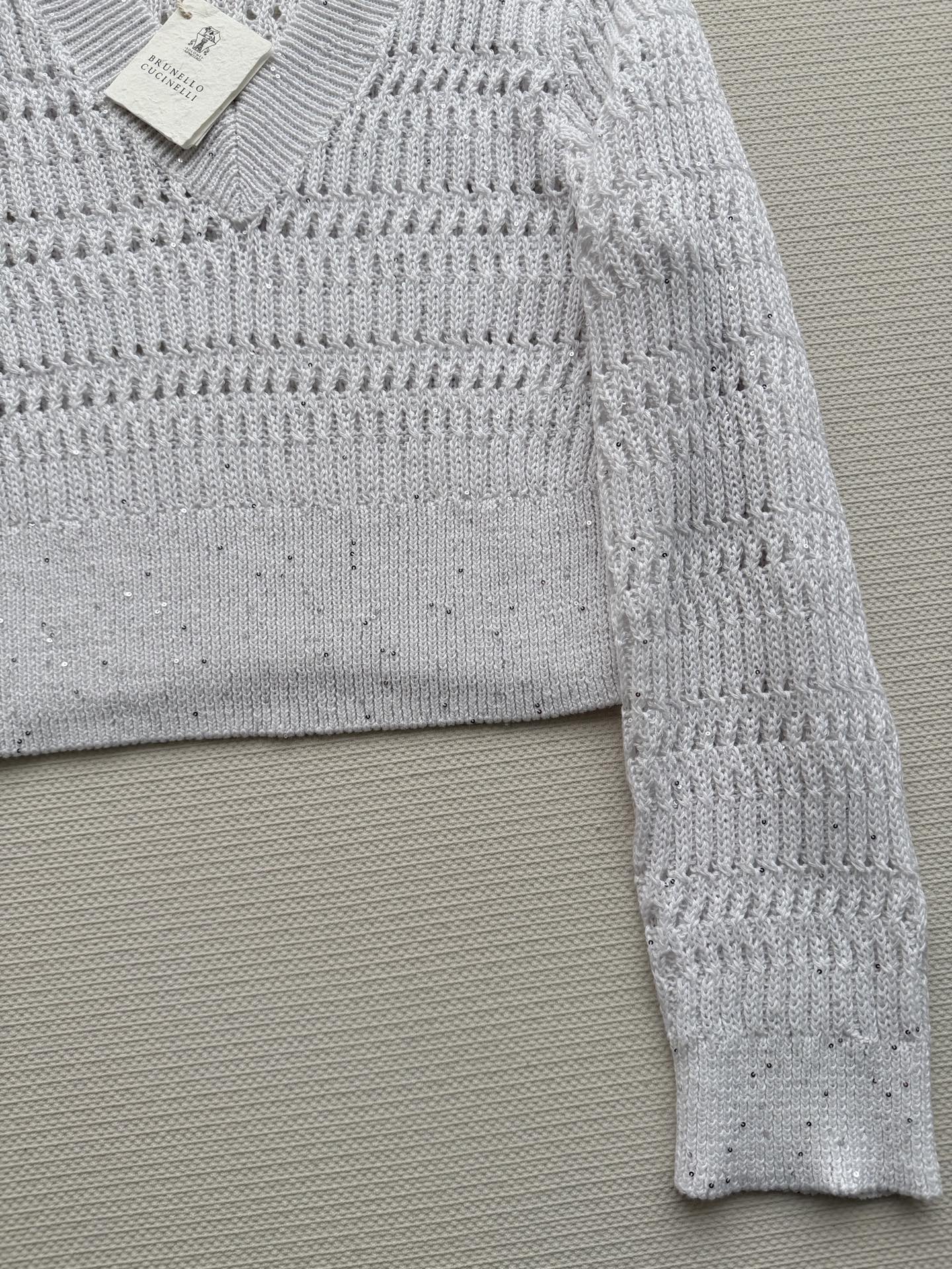 BrunelloCucinelli🆕镂空针织短款上衣也太懂小个子了，V领拉长颈部线条，宽松版型藏肉又慵懒