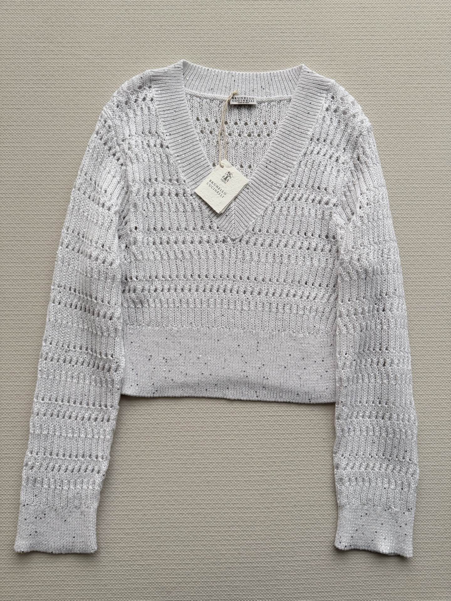 BrunelloCucinelli🆕镂空针织短款上衣也太懂小个子了，V领拉长颈部线条，宽松版型藏肉又慵懒