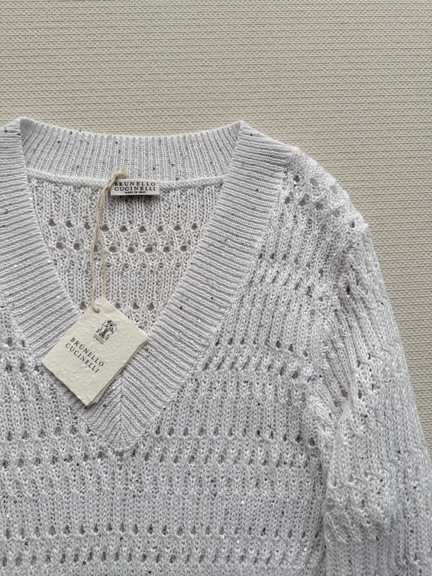 BrunelloCucinelli🆕镂空针织短款上衣也太懂小个子了，V领拉长颈部线条，宽松版型藏肉又慵懒