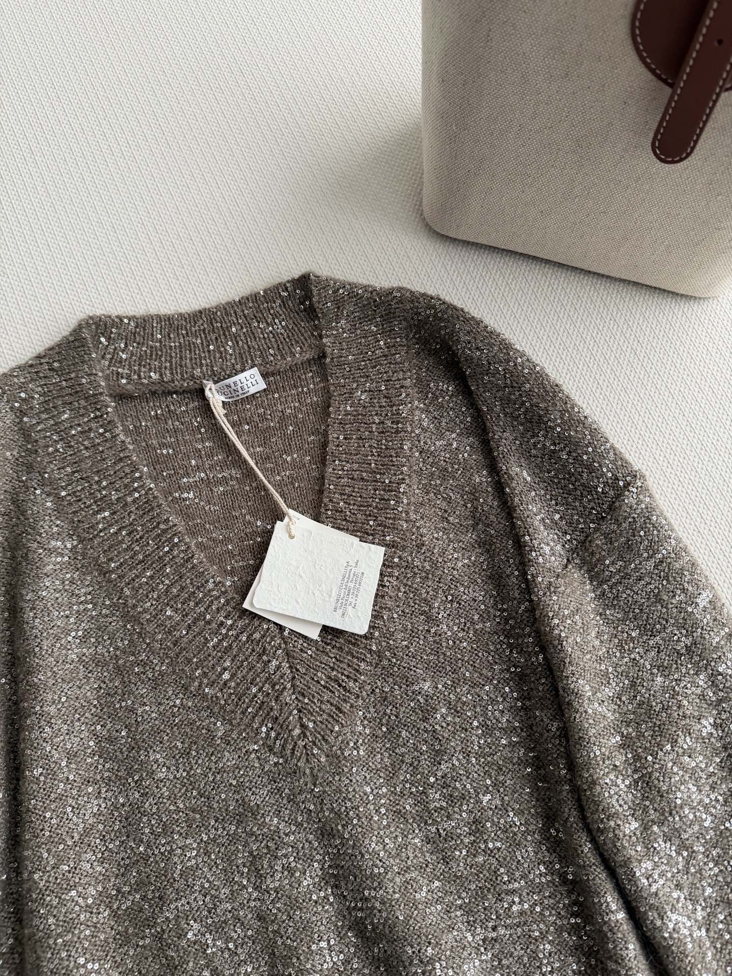 Brunello Cucinelli 2026早春系列亮片V领针织衫，采用超细马海毛混纺，柔软亲肤，亮片