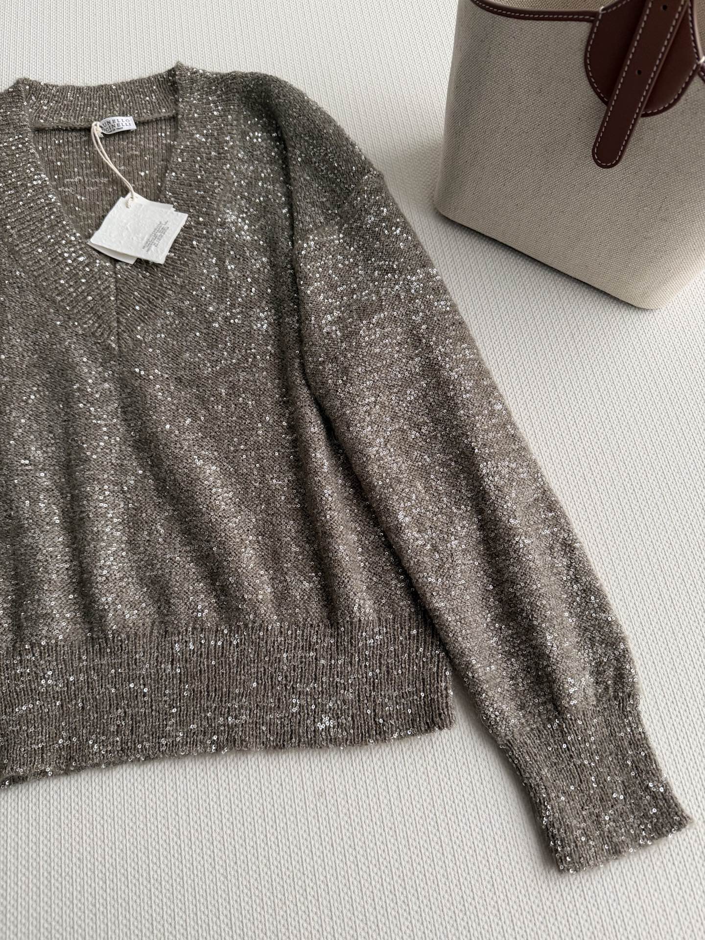 Brunello Cucinelli 2026早春系列亮片V领针织衫，采用超细马海毛混纺，柔软亲肤，亮片