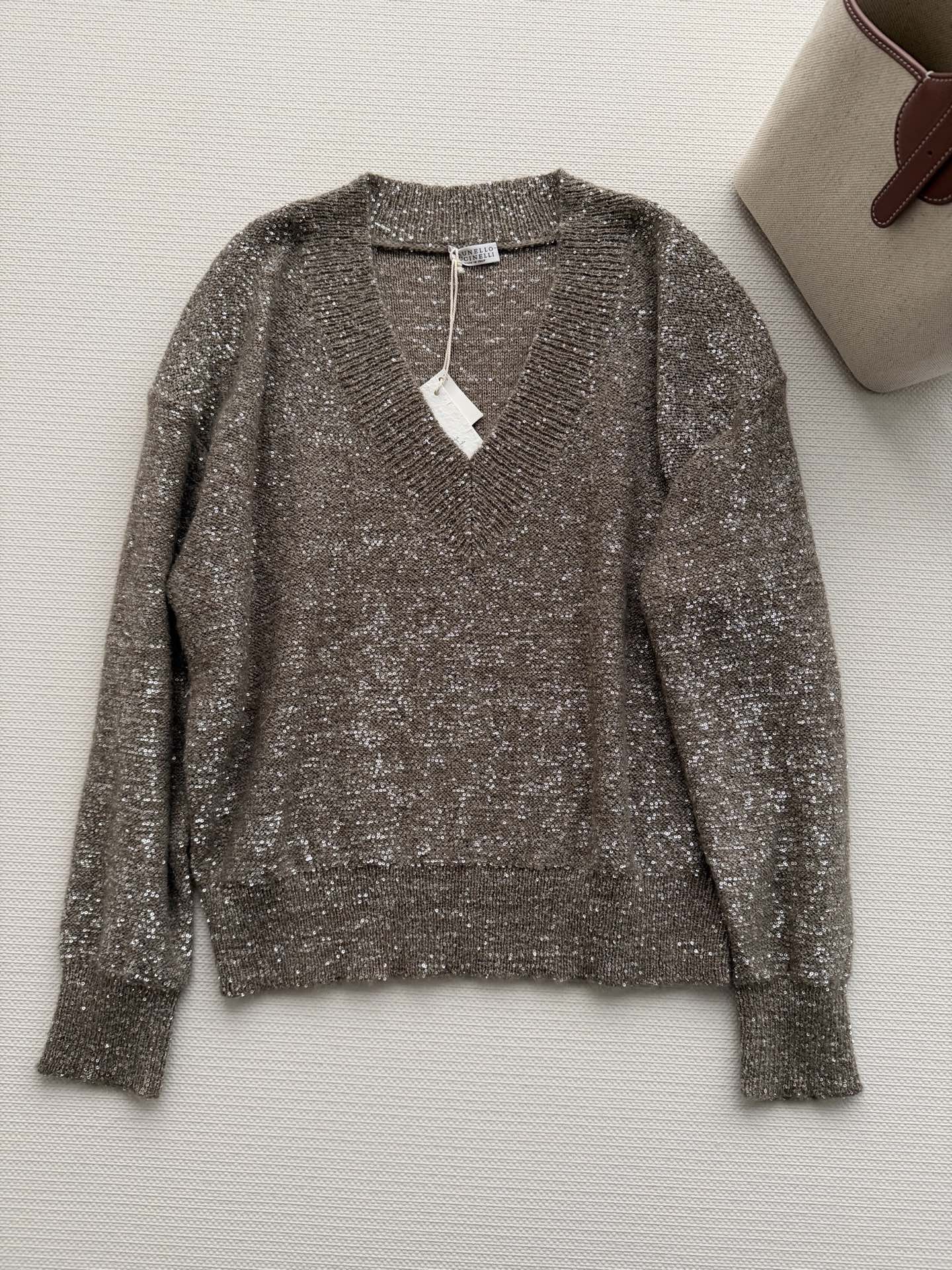 Brunello Cucinelli 2026早春系列亮片V领针织衫，采用超细马海毛混纺，柔软亲肤，亮片