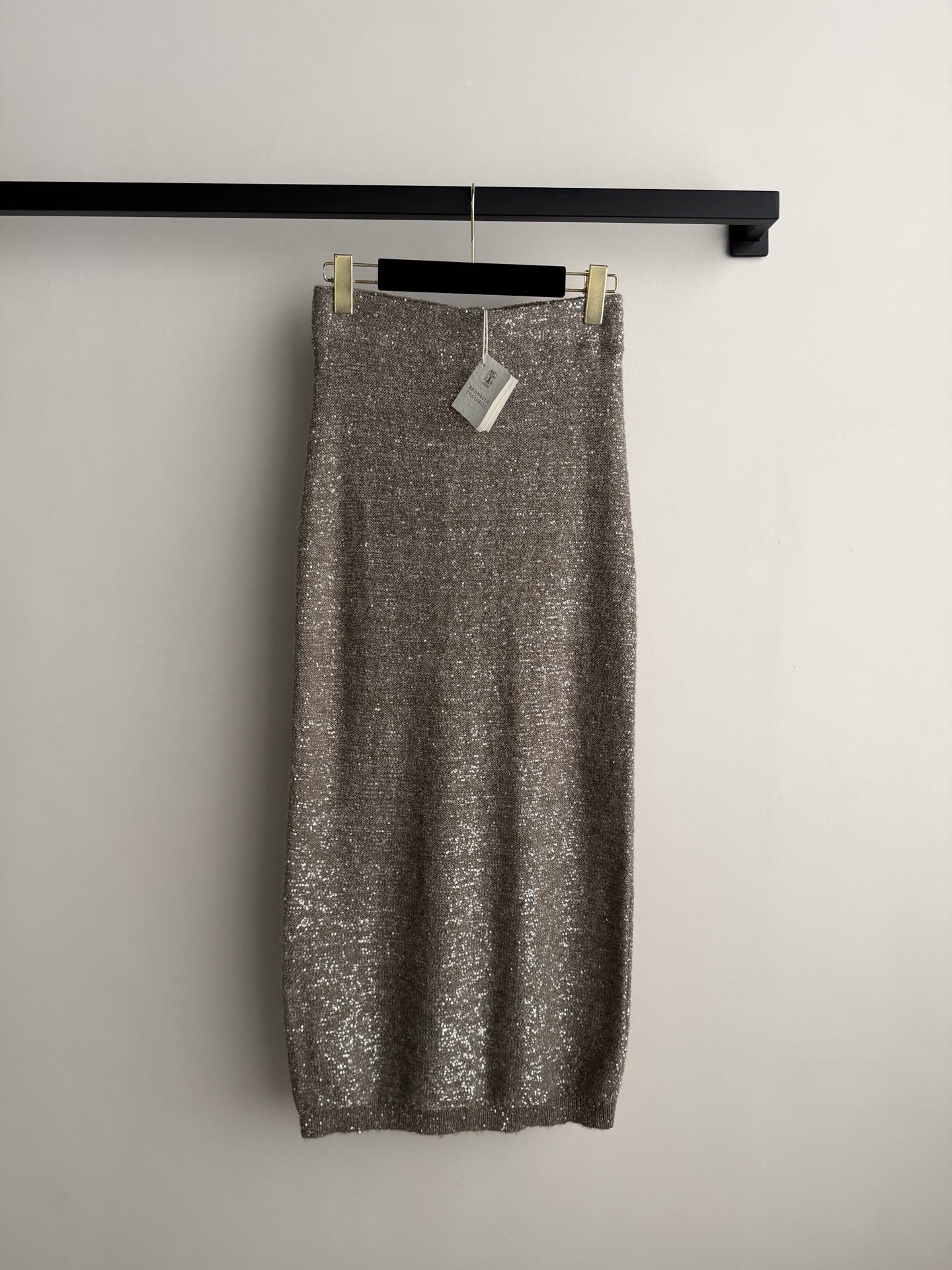 Brunello Cucinelli 2026早春系列亮片针织半裙，采用超细马海毛混纺，柔软亲肤，亮片点