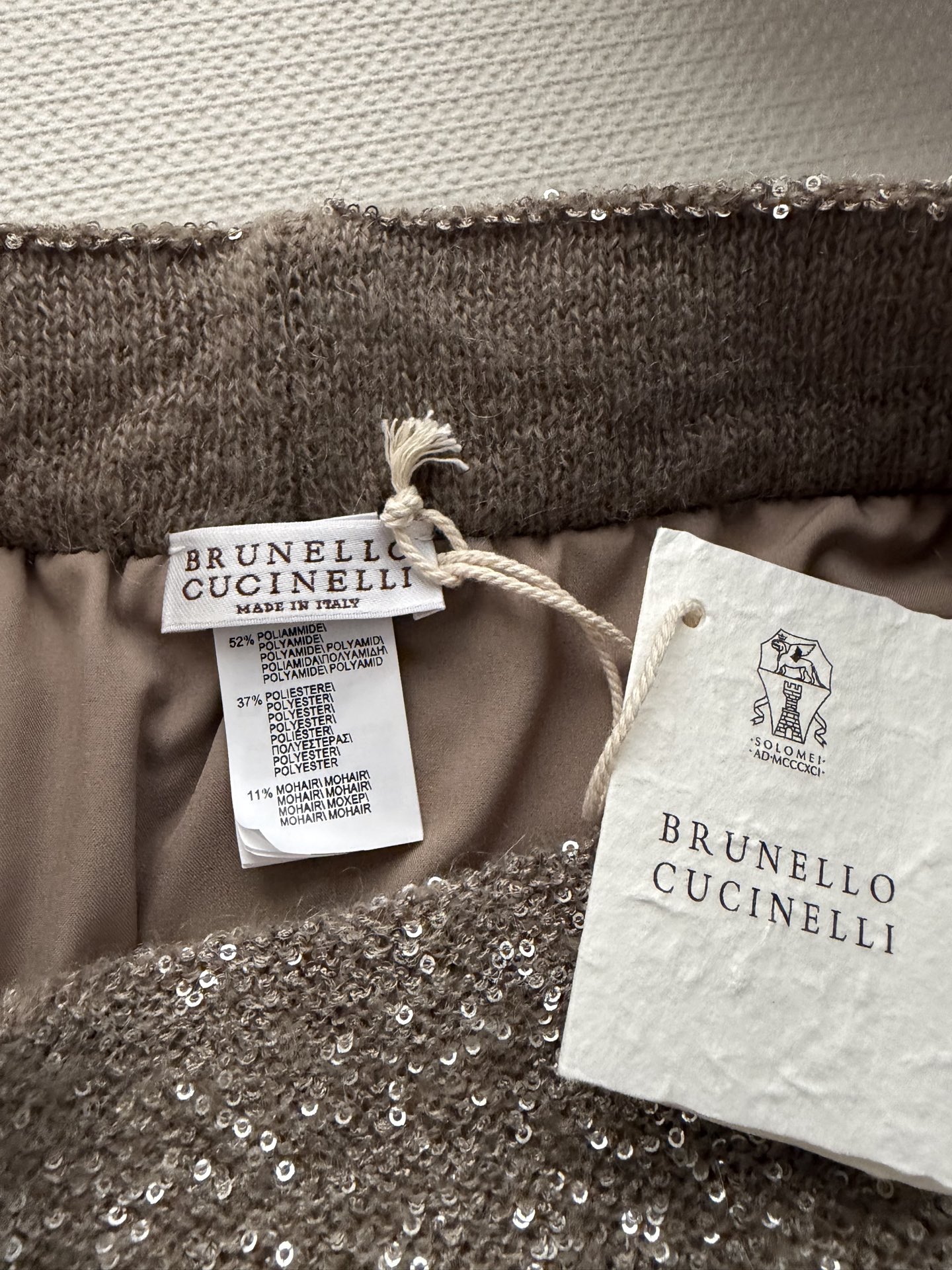 Brunello Cucinelli 2026早春系列亮片针织半裙，采用超细马海毛混纺，柔软亲肤，亮片点