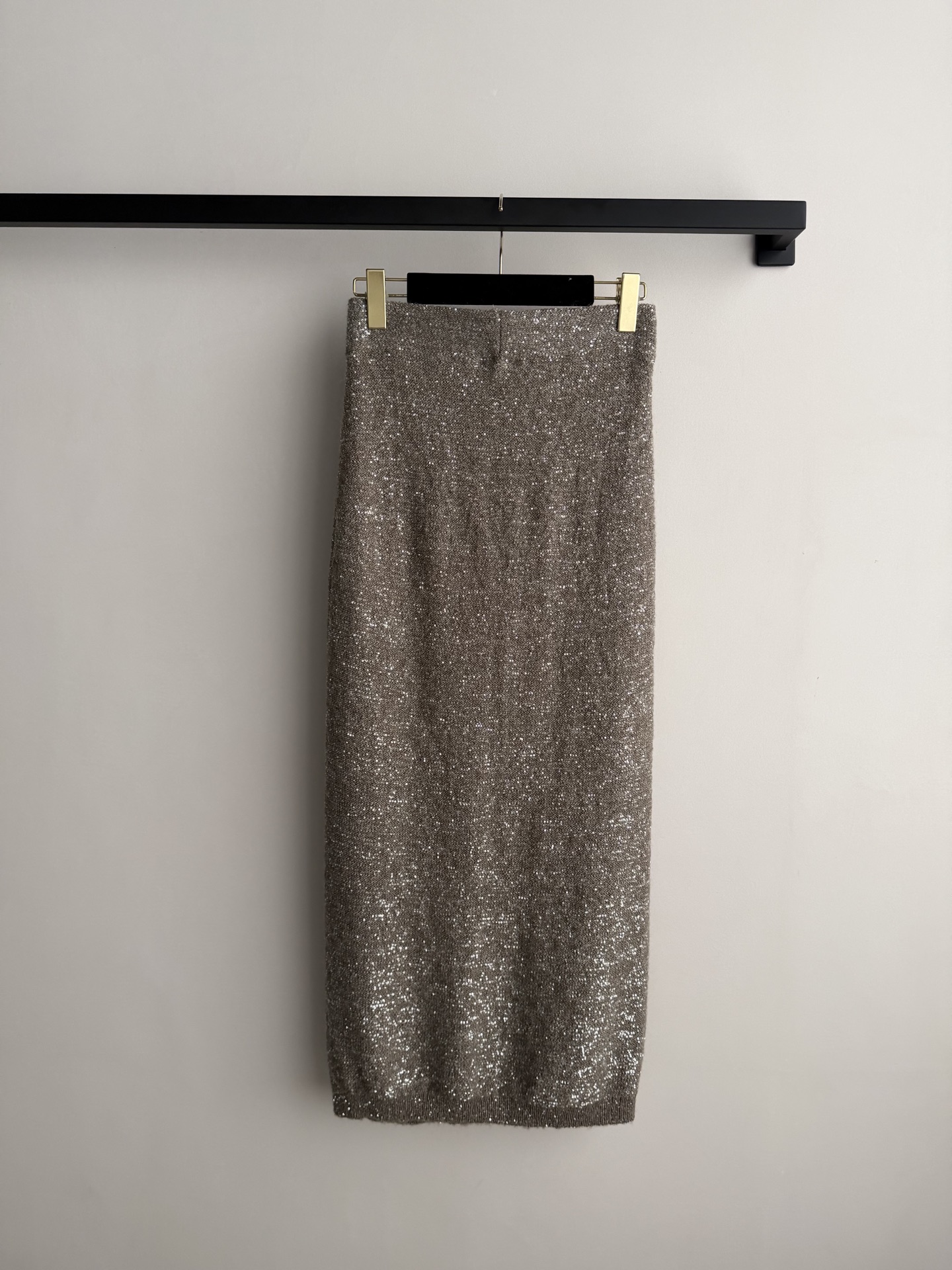 Brunello Cucinelli 2026早春系列亮片针织半裙，采用超细马海毛混纺，柔软亲肤，亮片点