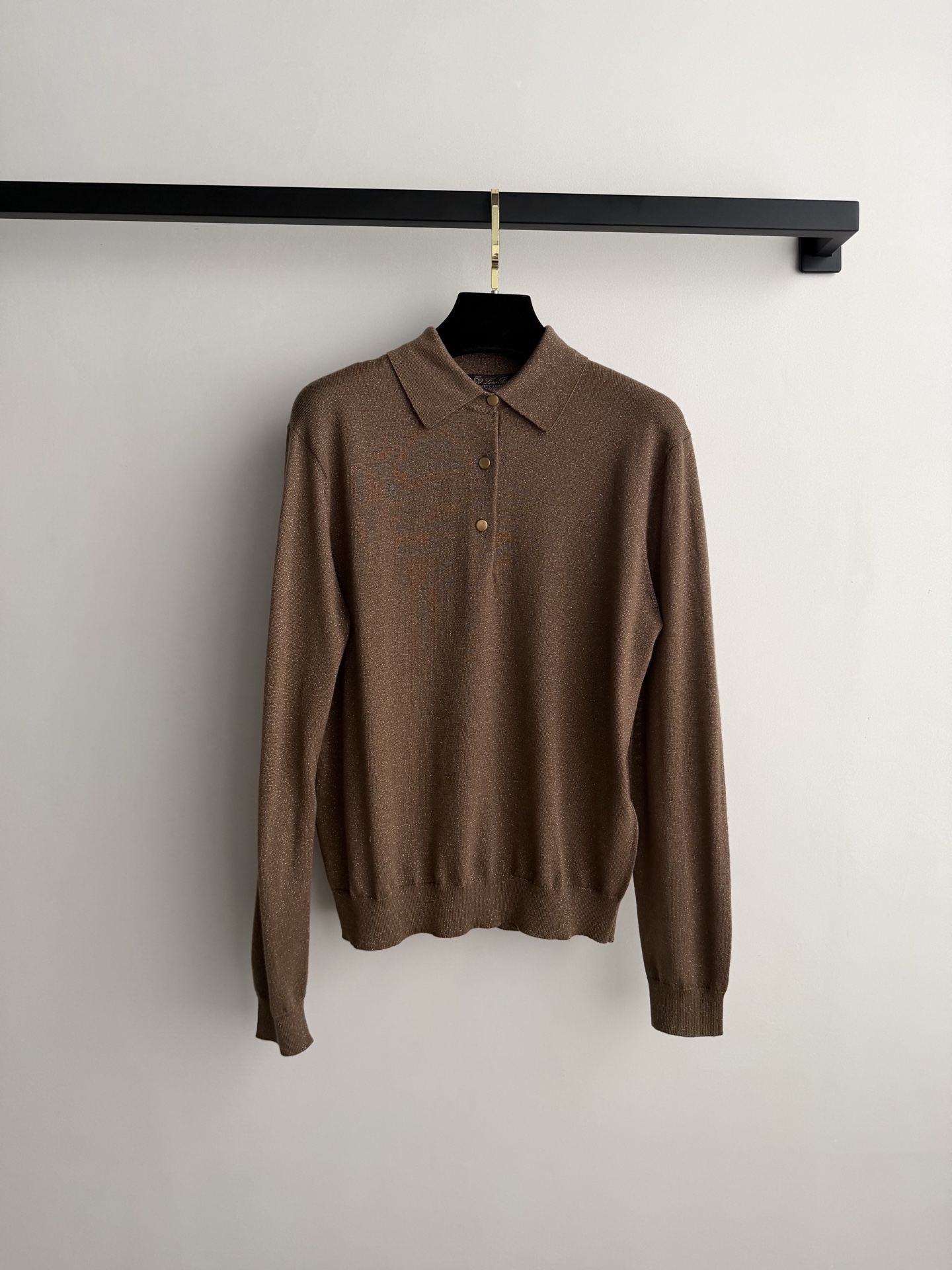 LoroPian*🆕这款羊绒翻领针织衫，采用高品质羊绒，触感柔软细腻，保暖又舒适。驼色简约百搭，翻领+纽