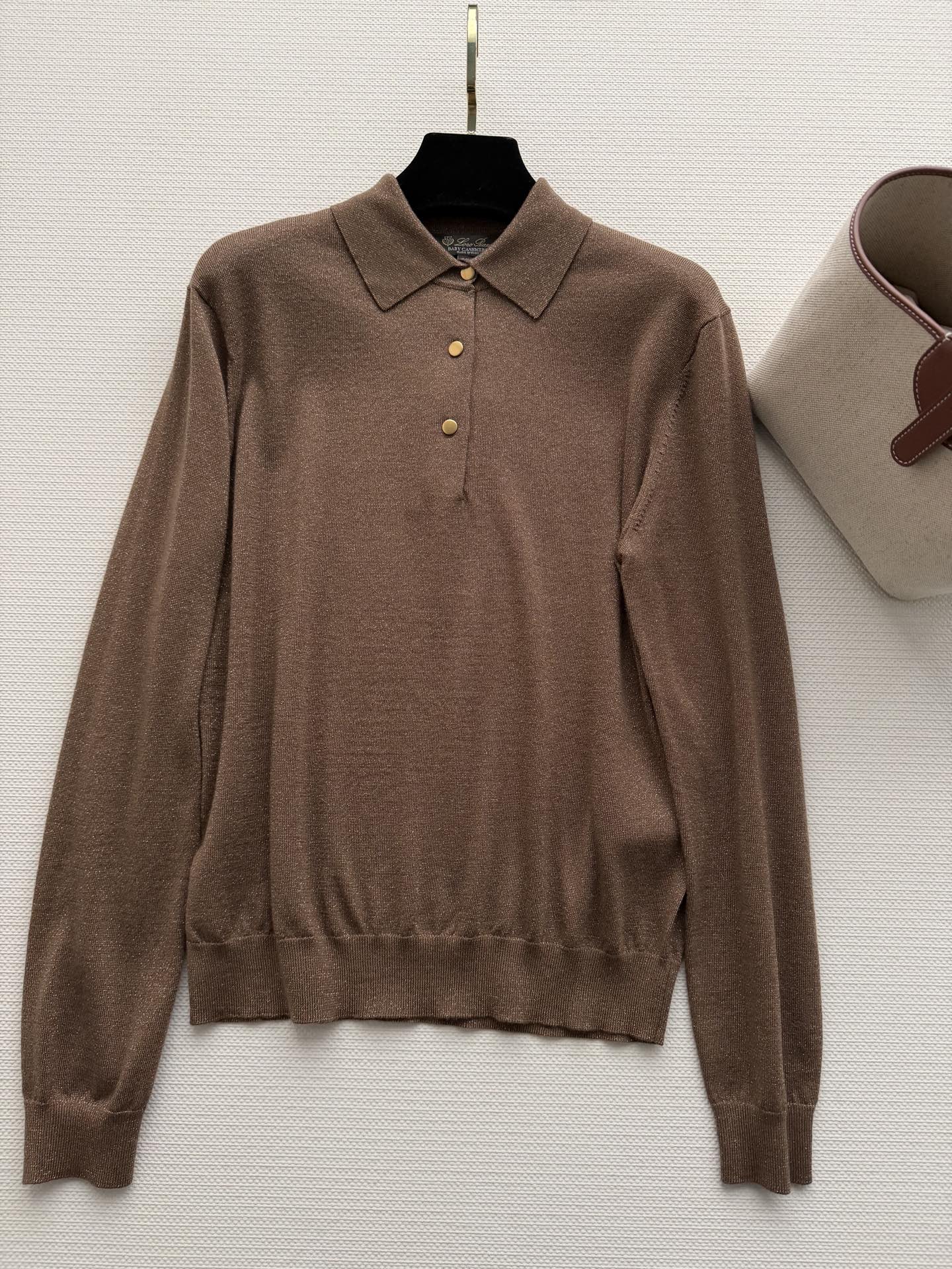 LoroPian*🆕这款羊绒翻领针织衫，采用高品质羊绒，触感柔软细腻，保暖又舒适。驼色简约百搭，翻领+纽