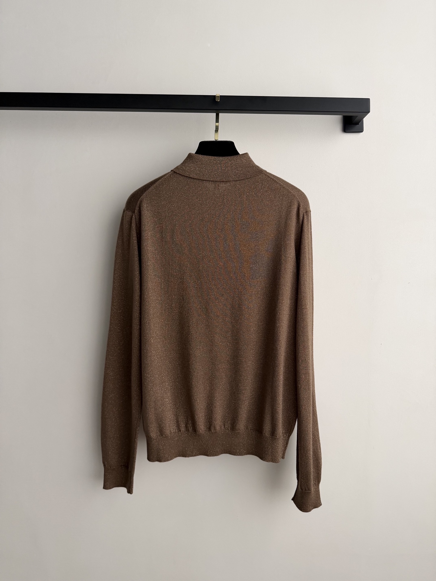 LoroPian*🆕这款羊绒翻领针织衫，采用高品质羊绒，触感柔软细腻，保暖又舒适。驼色简约百搭，翻领+纽