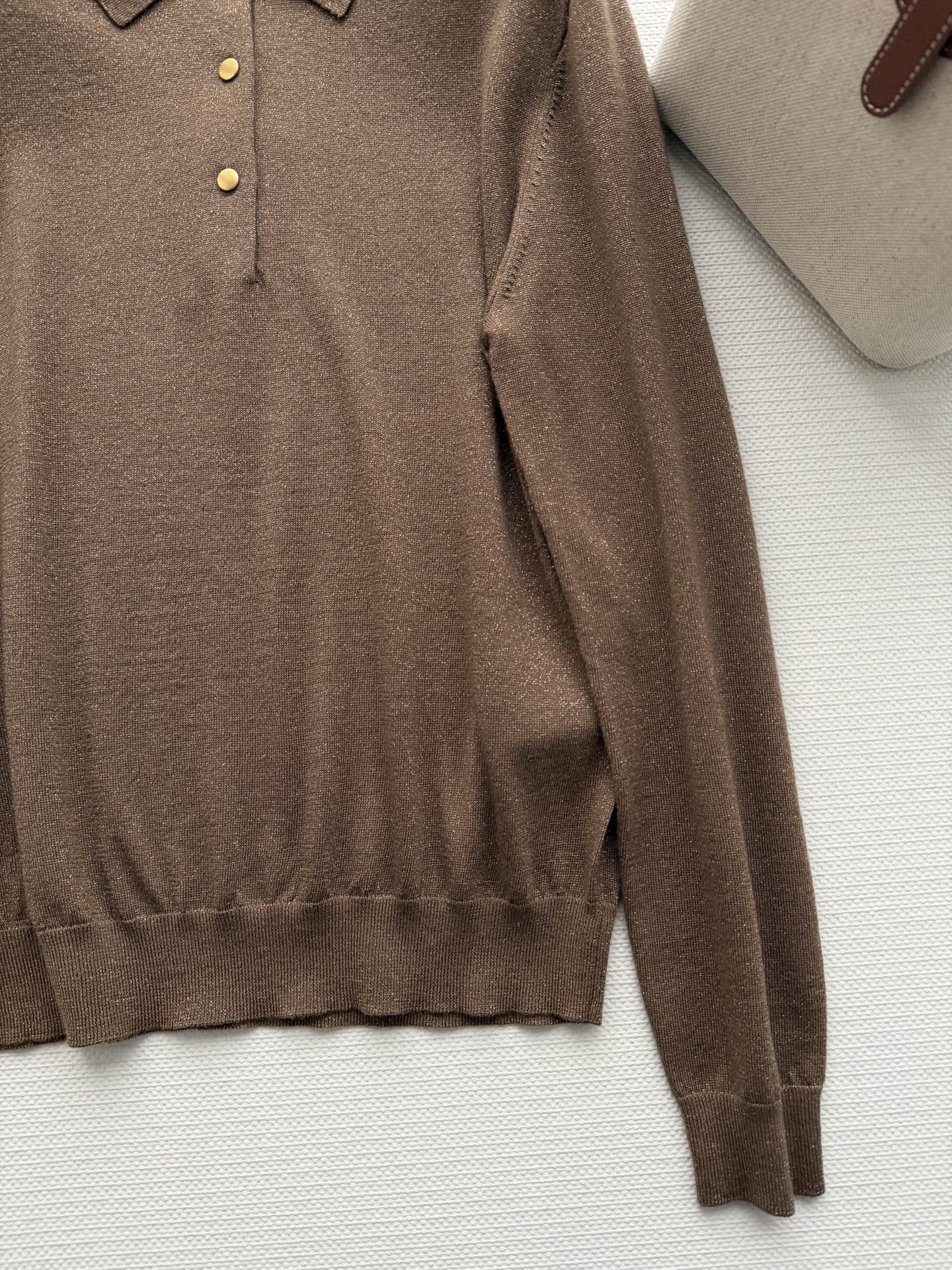 LoroPian*🆕这款羊绒翻领针织衫，采用高品质羊绒，触感柔软细腻，保暖又舒适。驼色简约百搭，翻领+纽