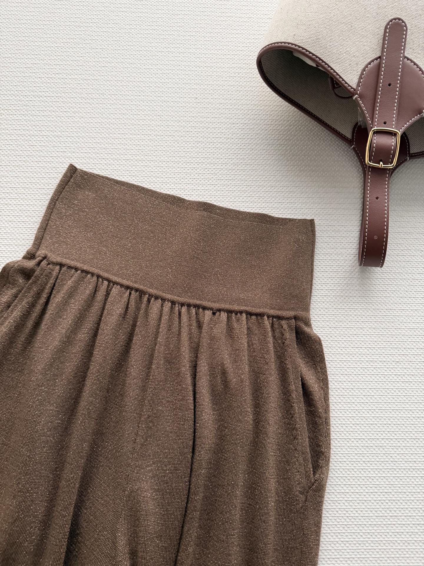 Loro Pian*🆕灯笼裤采用高腰松紧设计，宽松裤腿+束脚，舒适又显瘦！面料柔软透气，日常穿搭或瑜伽、