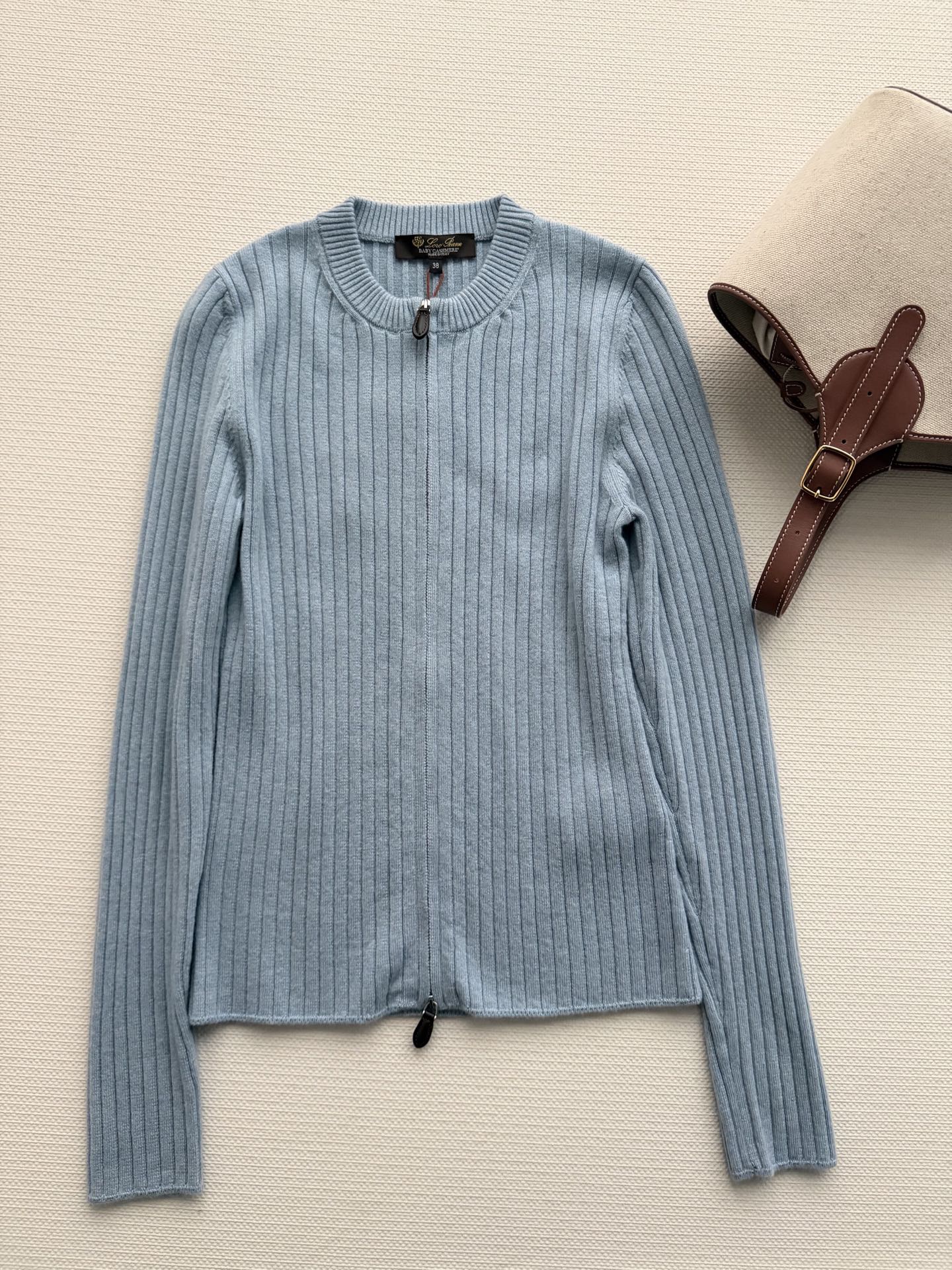 Loro Pian*🆕2026春夏冰川蓝羊绒开衫，采用100%婴儿山羊绒，柔软亲肤，保暖又轻盈✨。双头拉