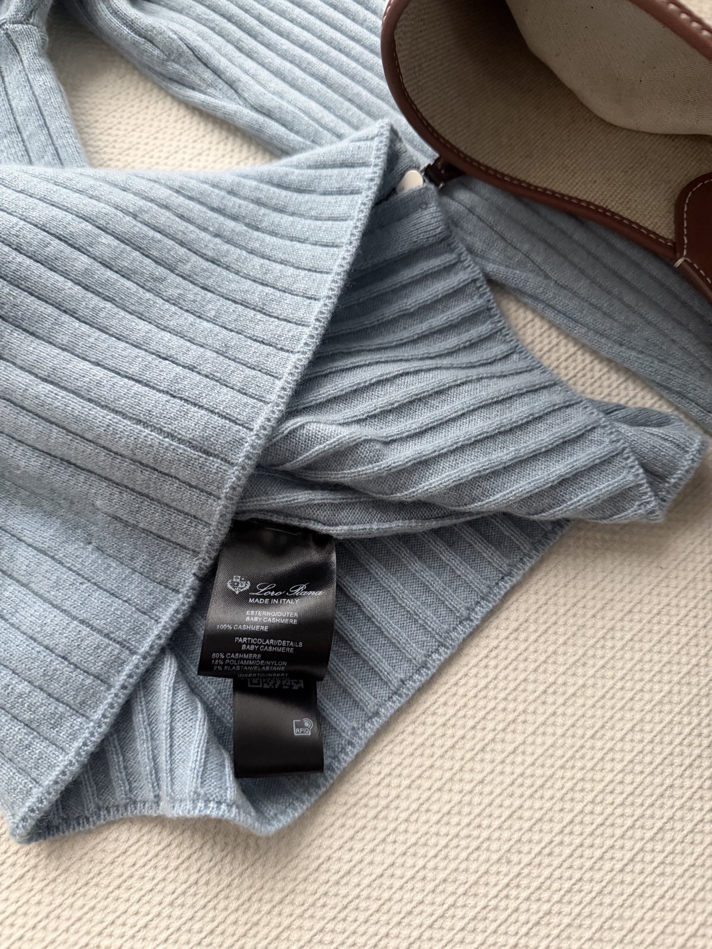 Loro Pian*🆕2026春夏冰川蓝羊绒开衫，采用100%婴儿山羊绒，柔软亲肤，保暖又轻盈✨。双头拉